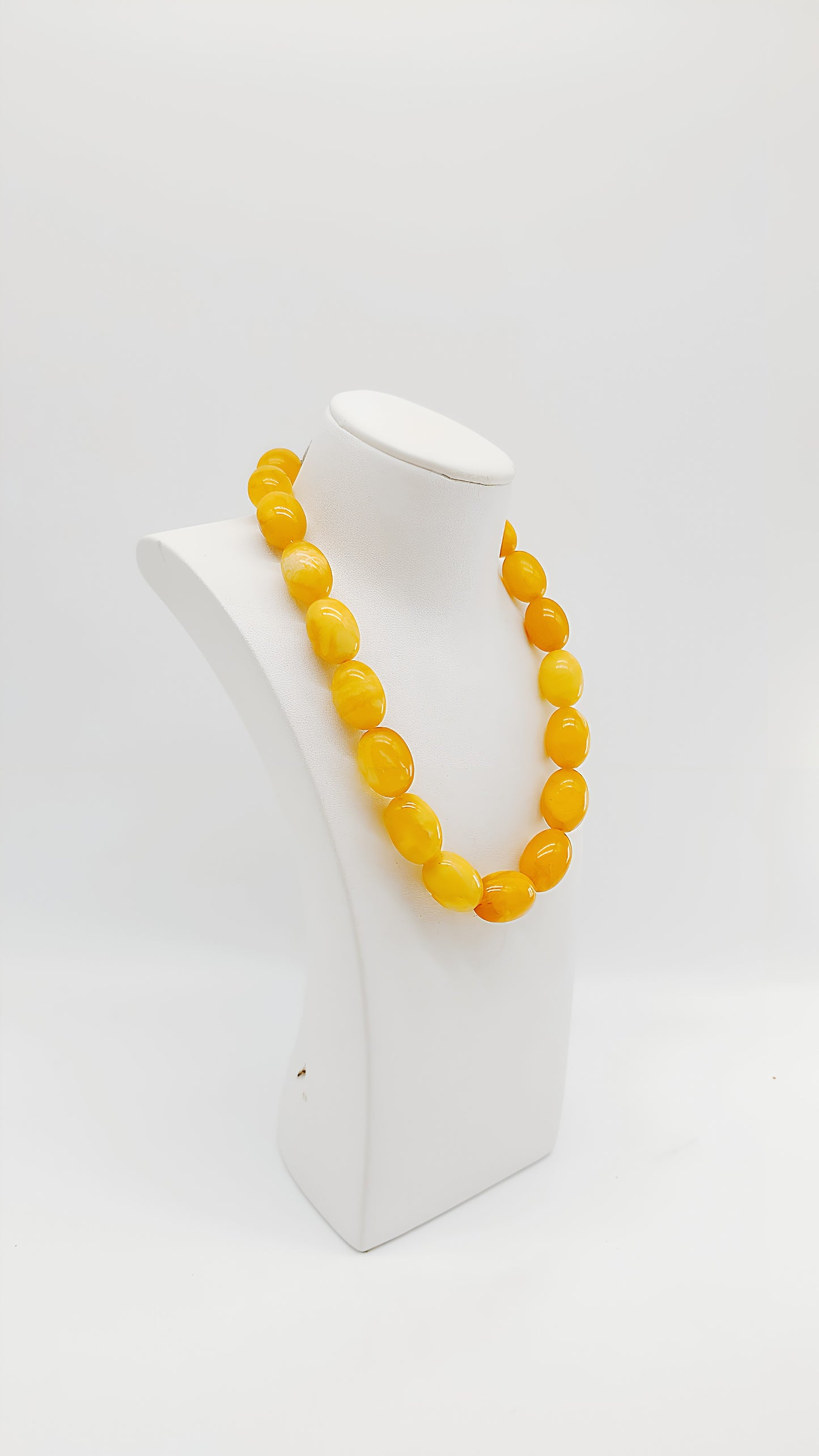 Bright yellow tones: Unique amber necklace
