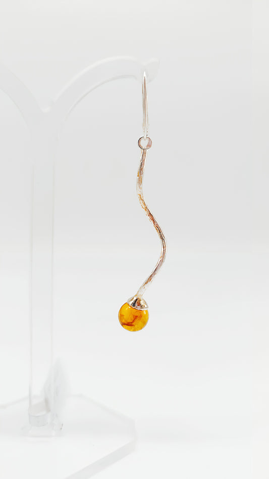 Flowing elegance: earrings with amber