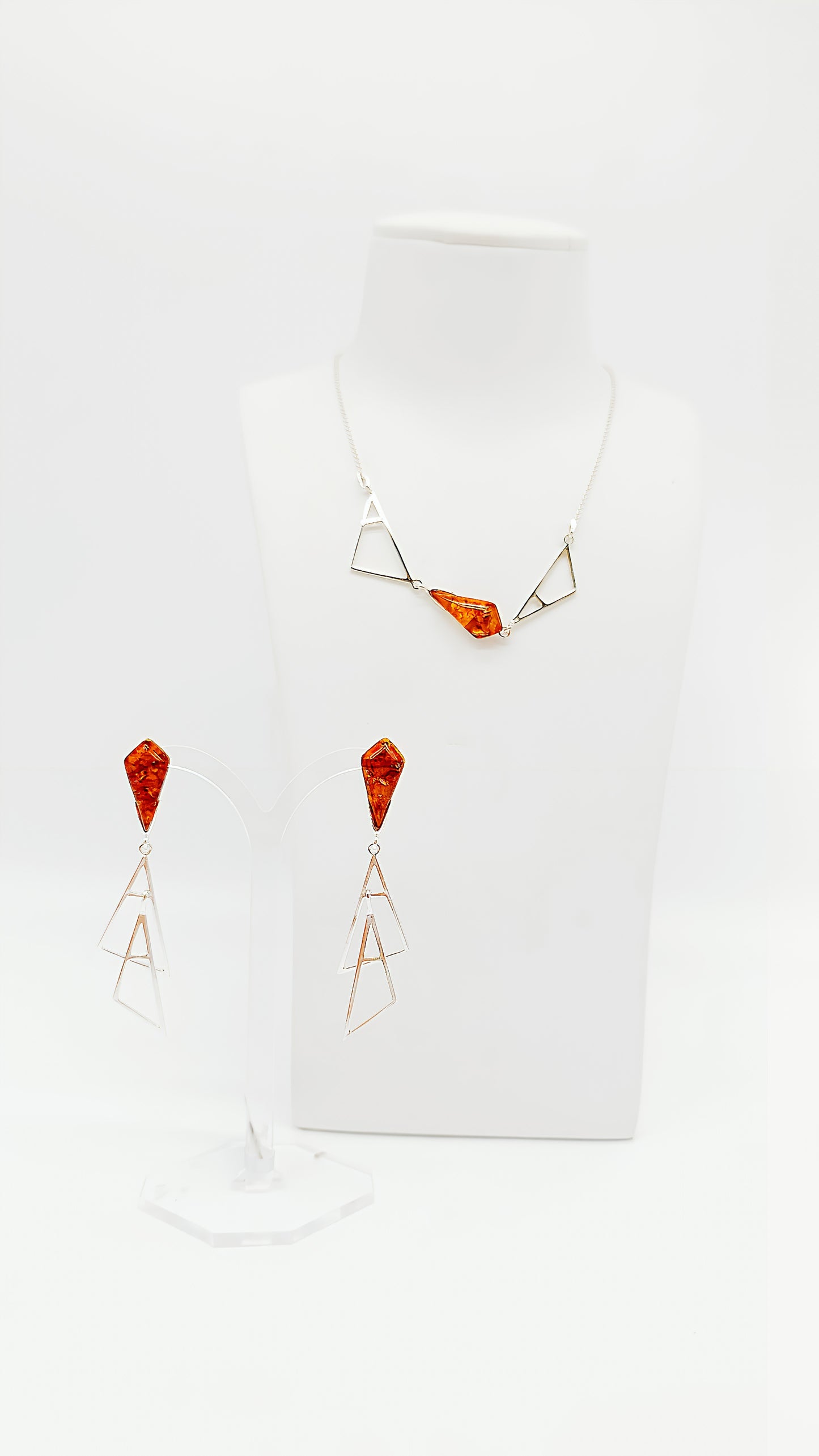 Simple beauty: earrings with amber