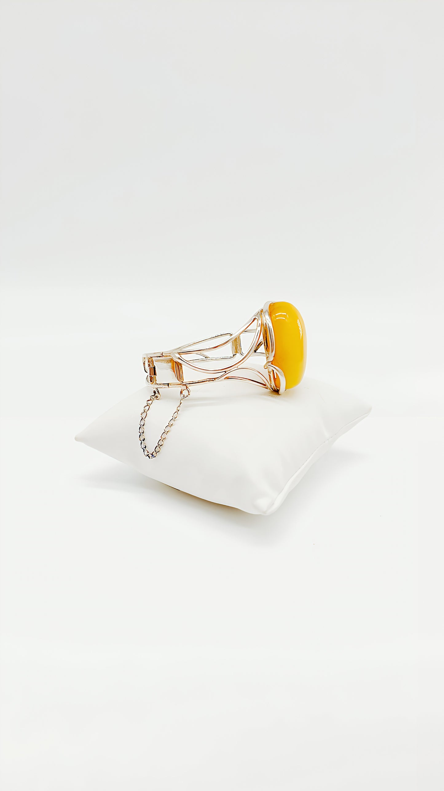 Eleganter Bernstein-Armreif mit goldenem Glanz