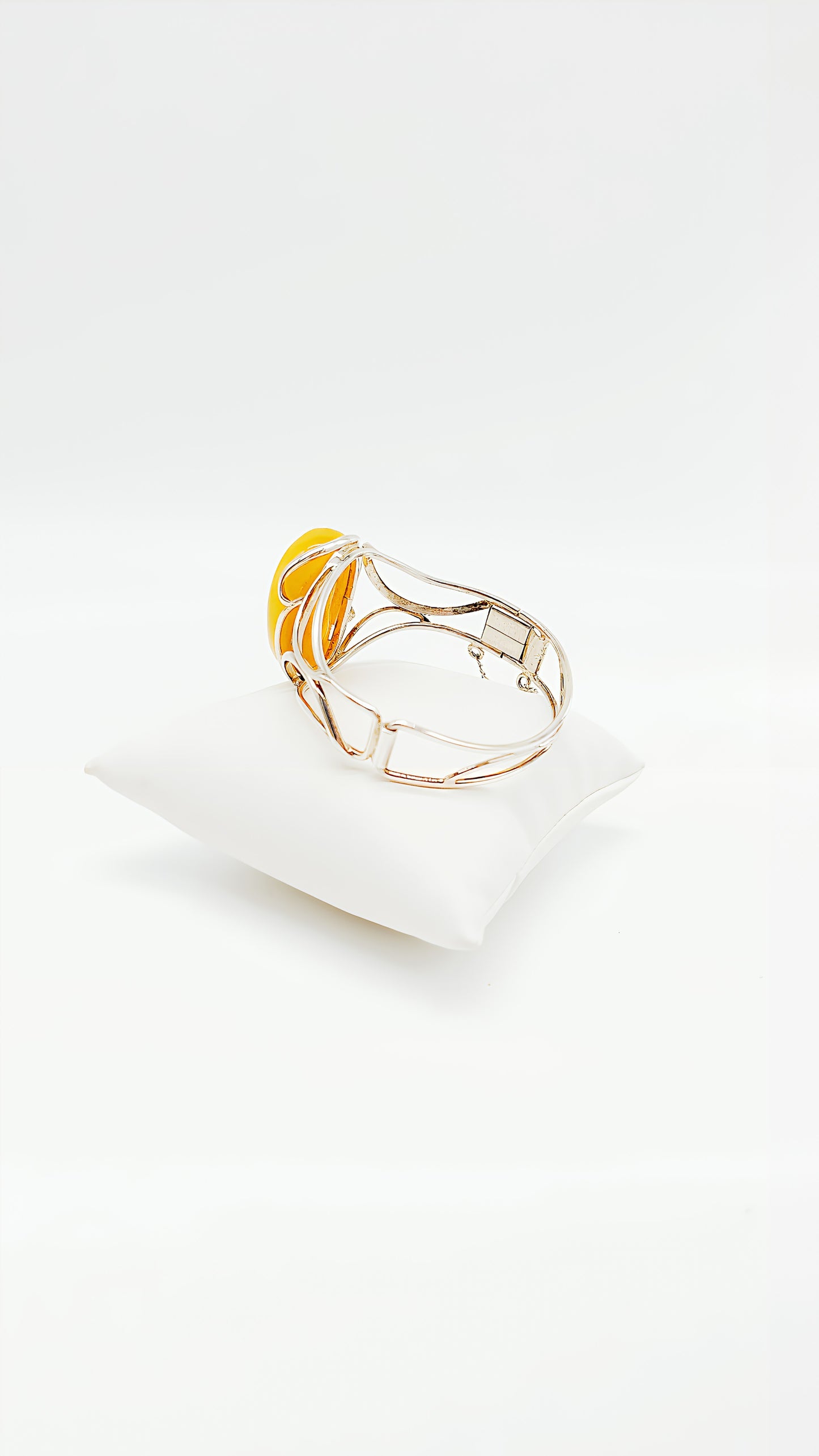 Eleganter Bernstein-Armreif mit goldenem Glanz