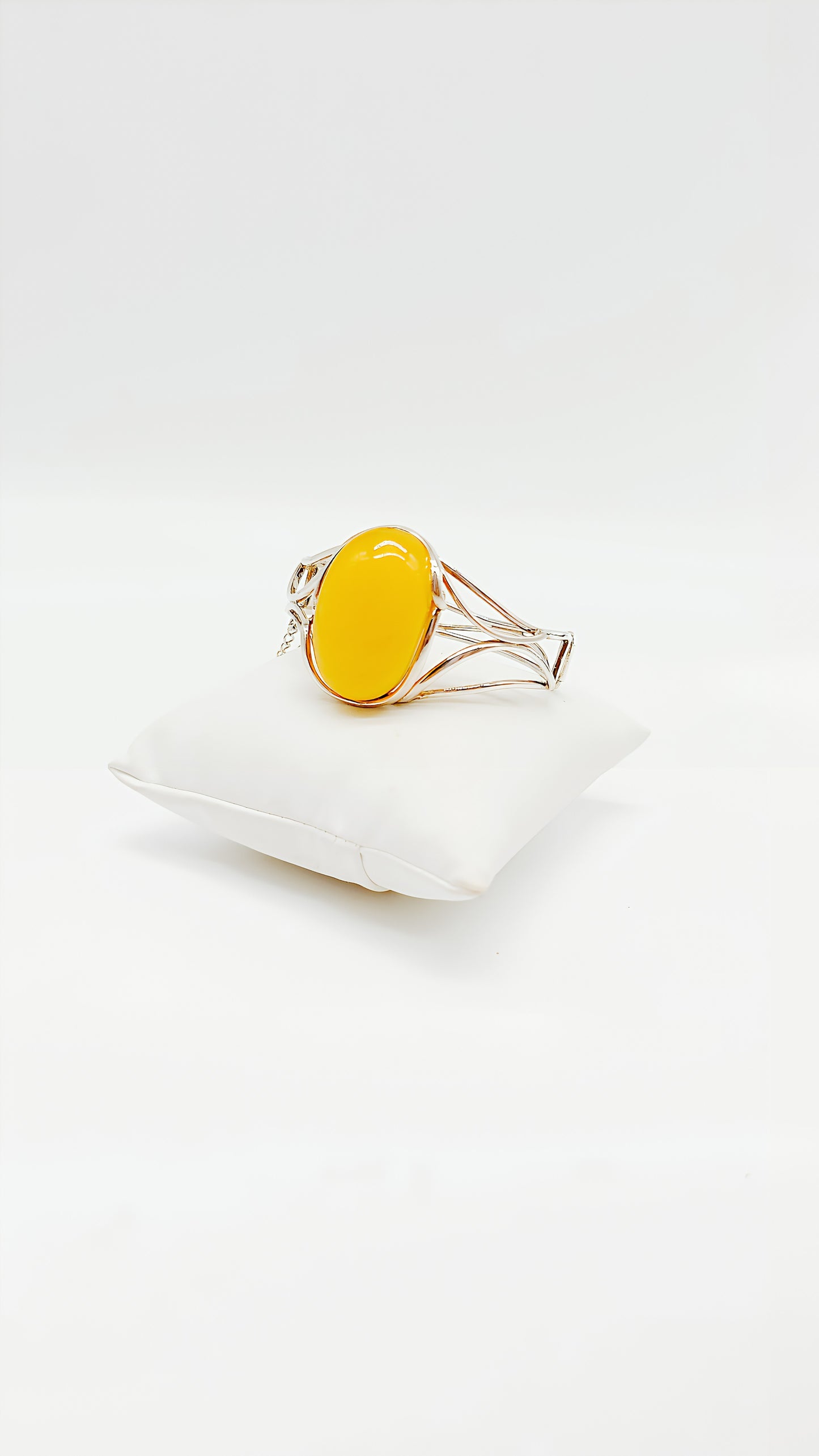 Eleganter Bernstein-Armreif mit goldenem Glanz