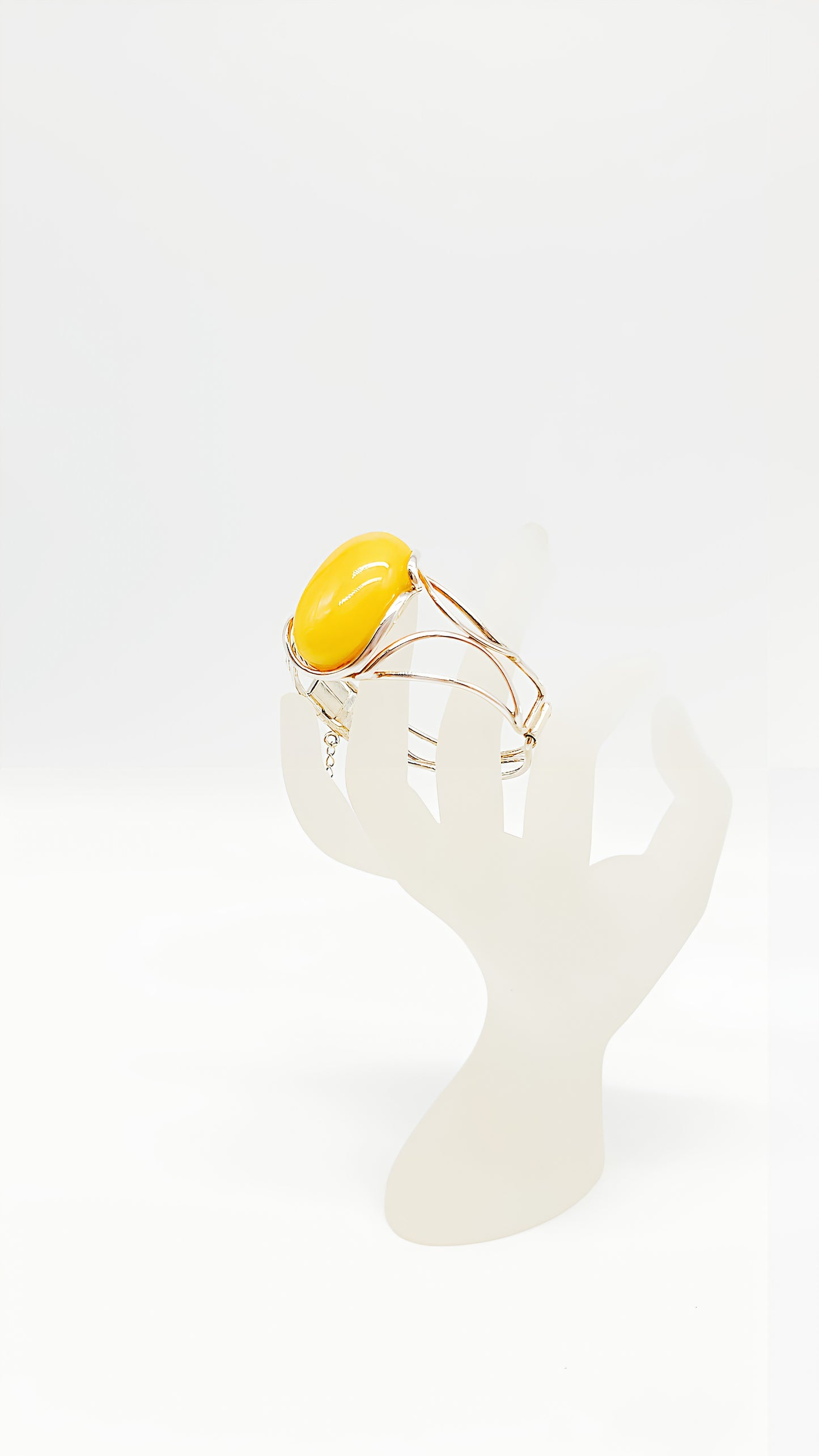 Eleganter Bernstein-Armreif mit goldenem Glanz