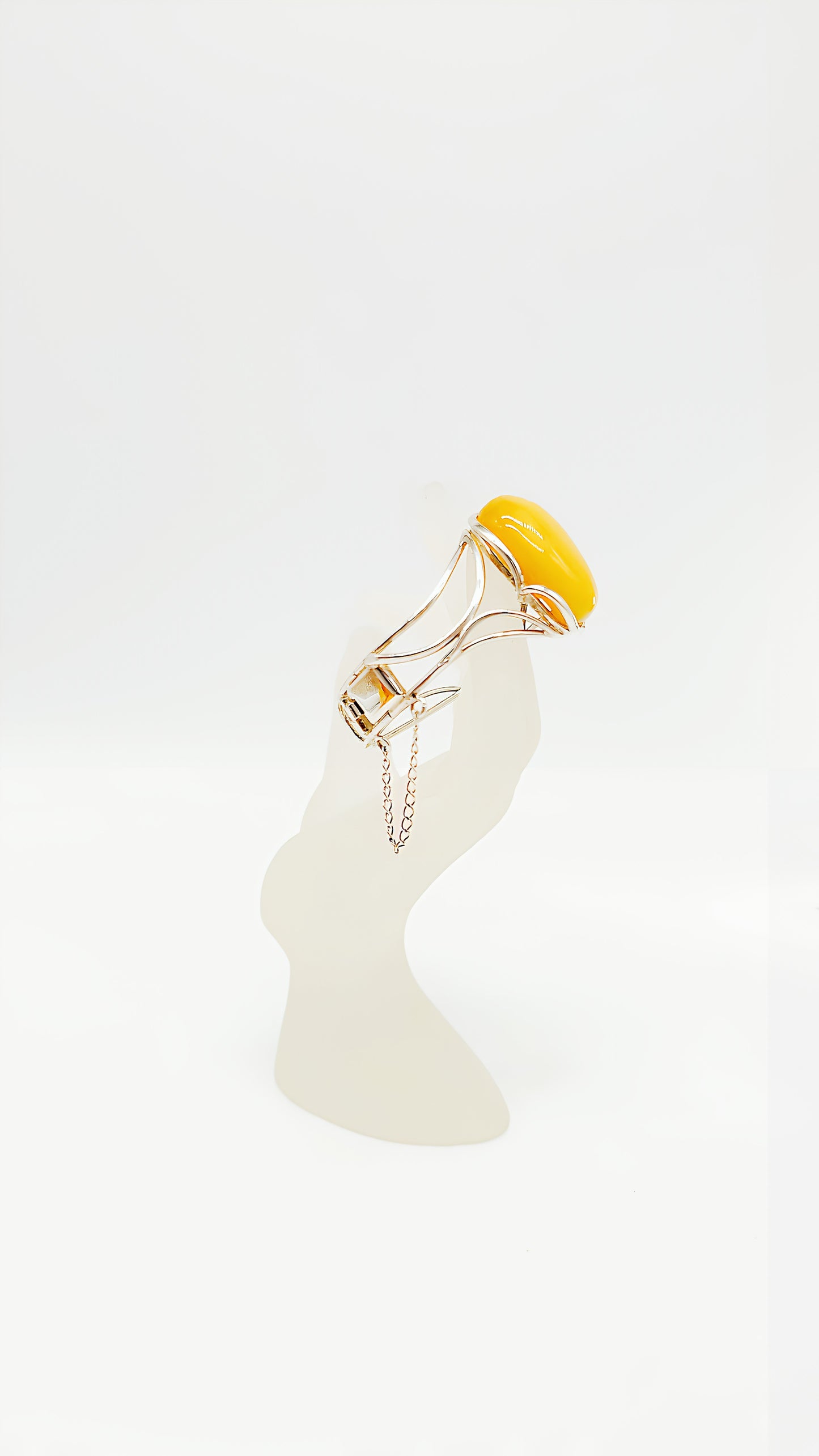 Eleganter Bernstein-Armreif mit goldenem Glanz