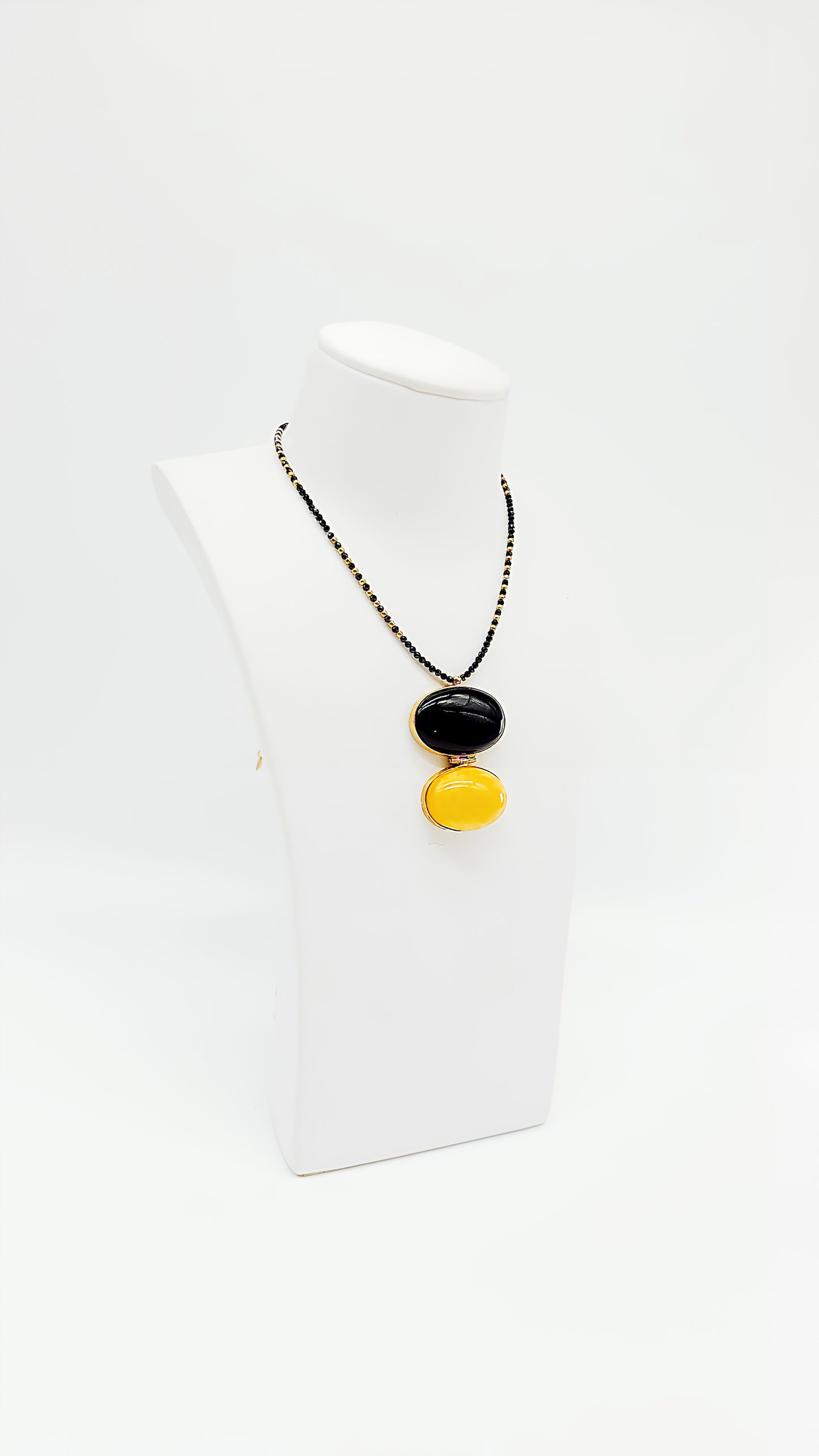 Eleganz in zwei Farben: Bernstein-Collier