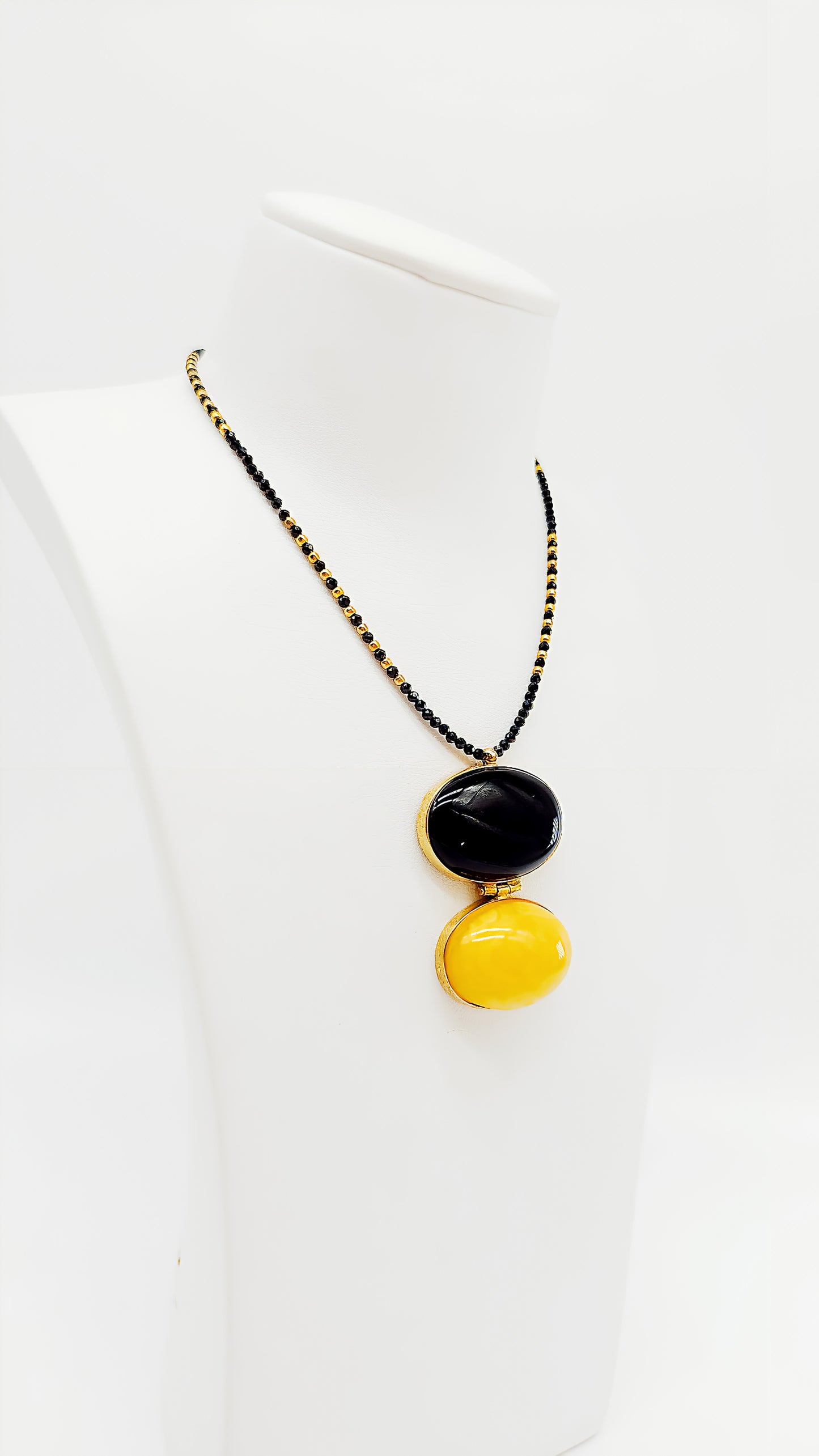 Eleganz in zwei Farben: Bernstein-Collier