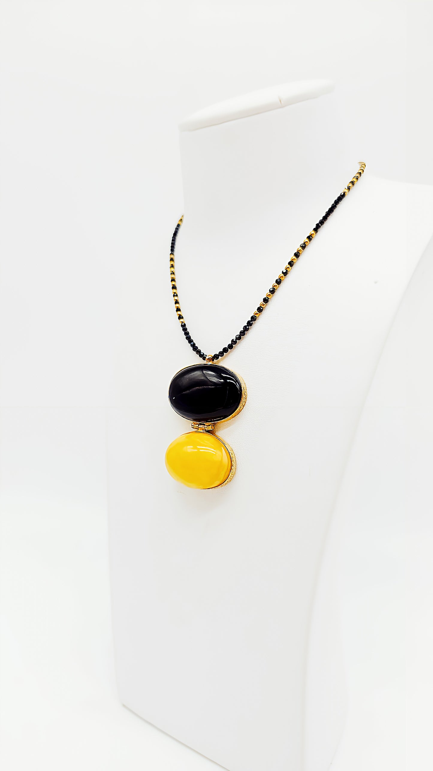 Eleganz in zwei Farben: Bernstein-Collier