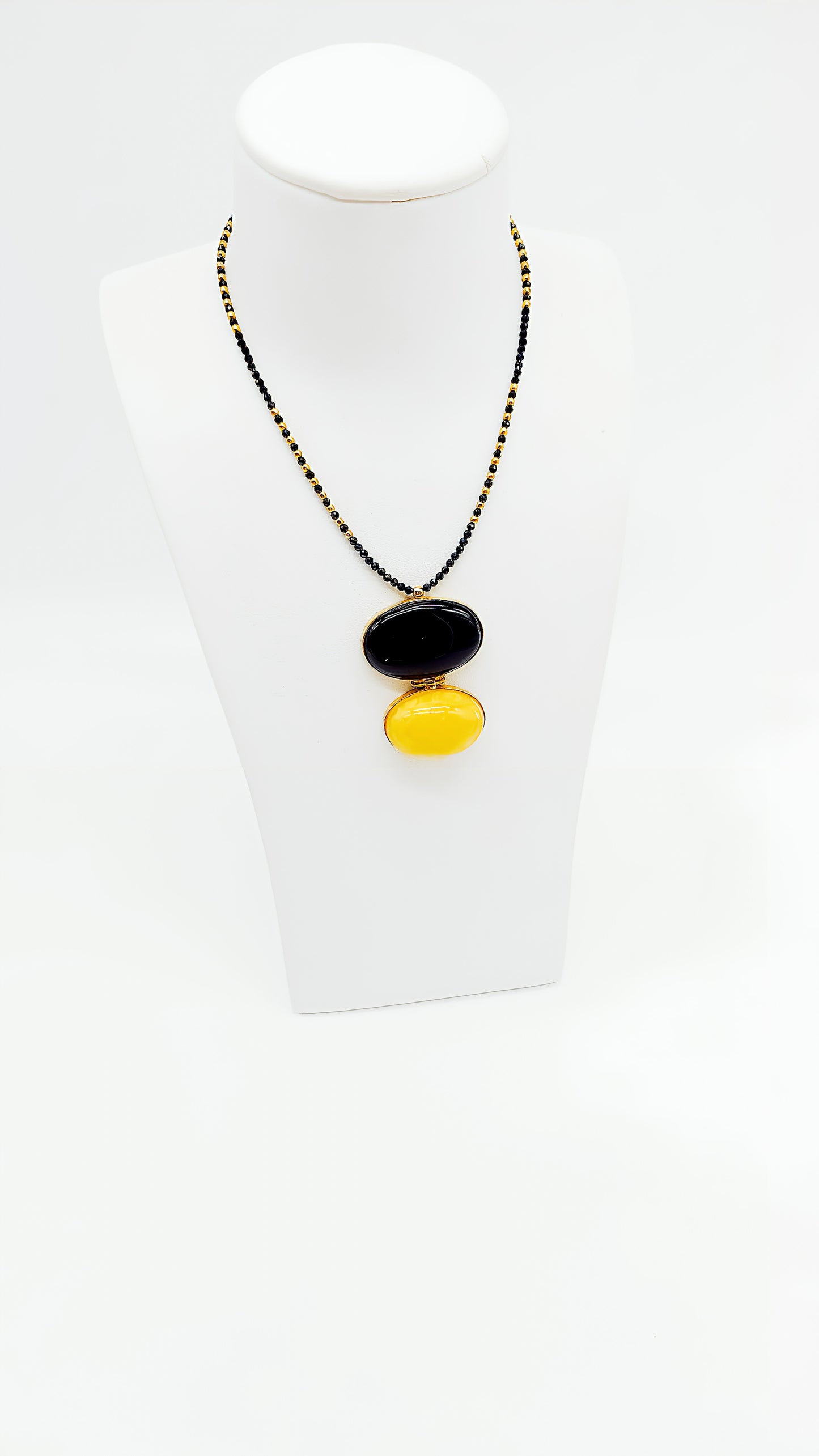 Eleganz in zwei Farben: Bernstein-Collier