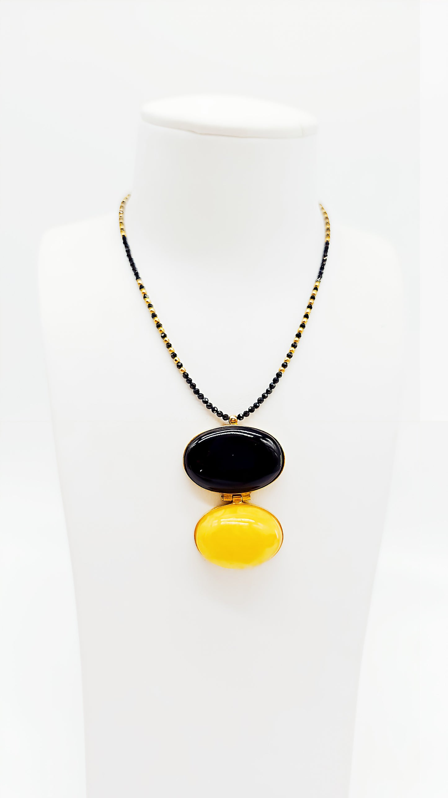 Eleganz in zwei Farben: Bernstein-Collier