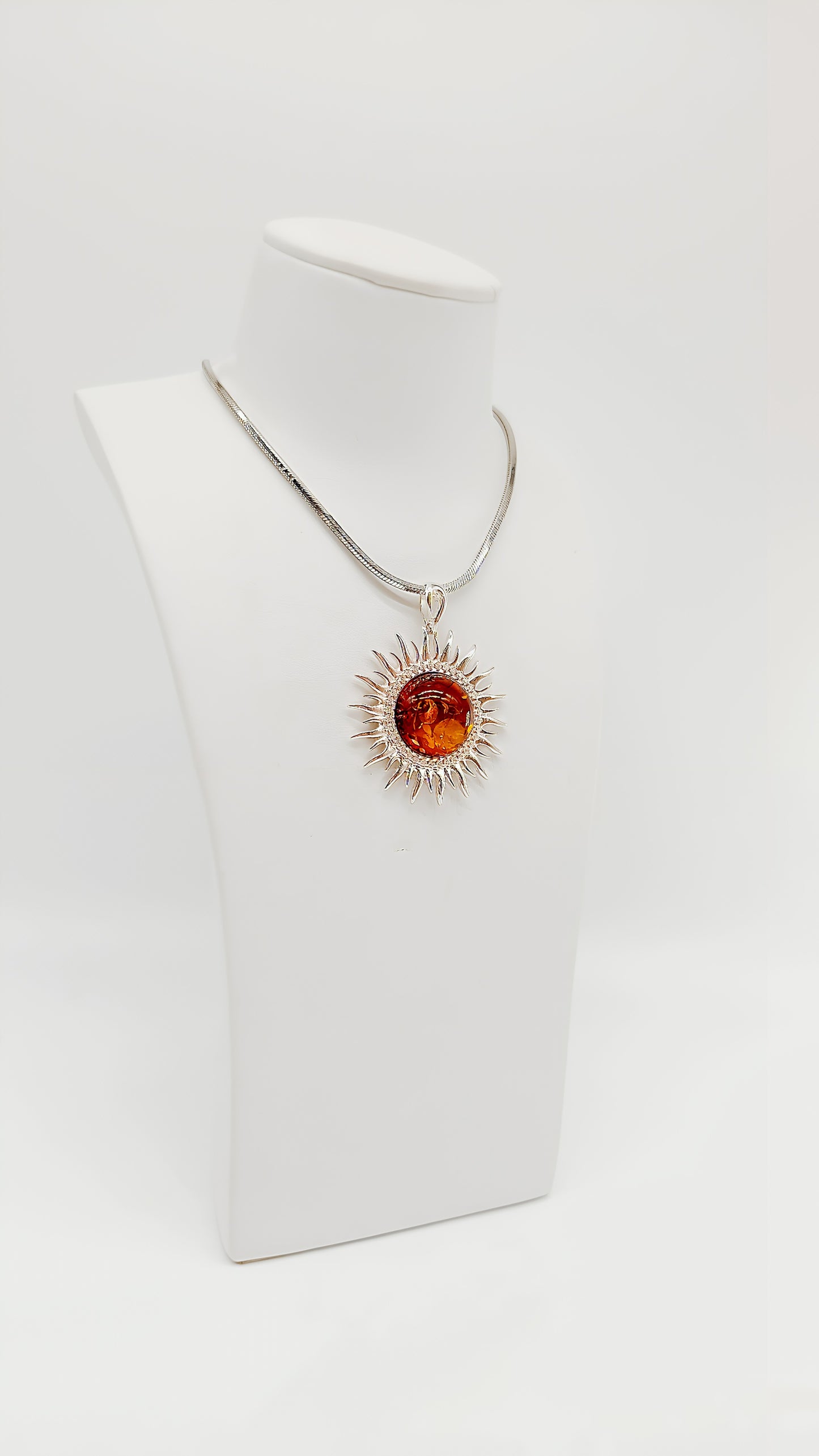 Damenanhänger Sonne Silber – Geschenkidee mit Bedeutung
