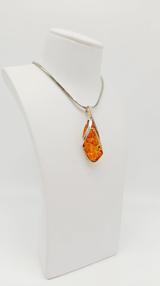 Jewelry pendant with drop-shaped amber