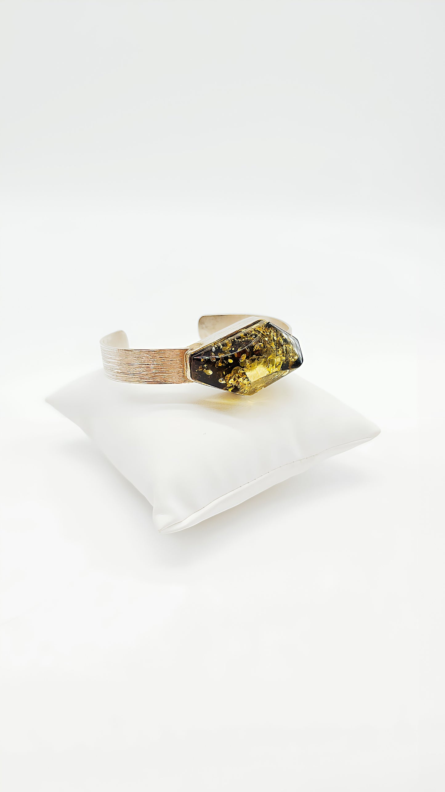 Shimmering amber in a modern silver design