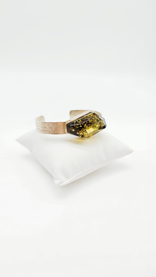 Shimmering amber in a modern silver design