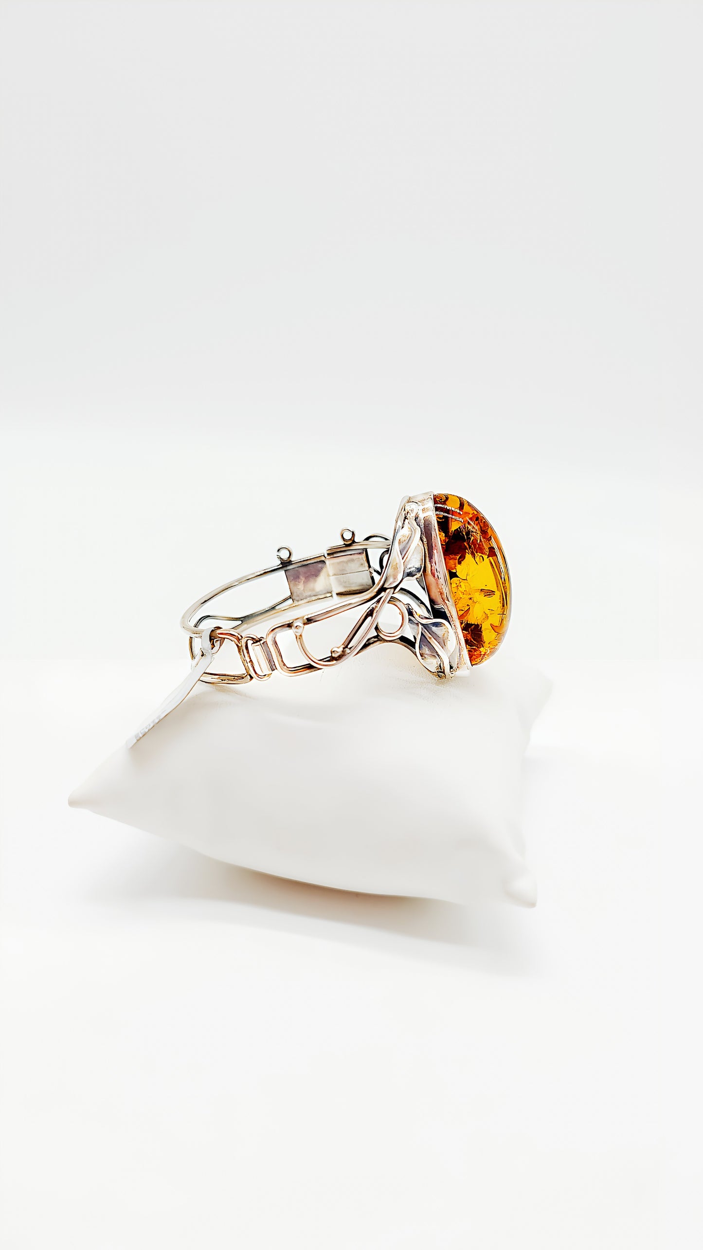 Natur trifft Eleganz: Armreif aus Silber und Bernstein