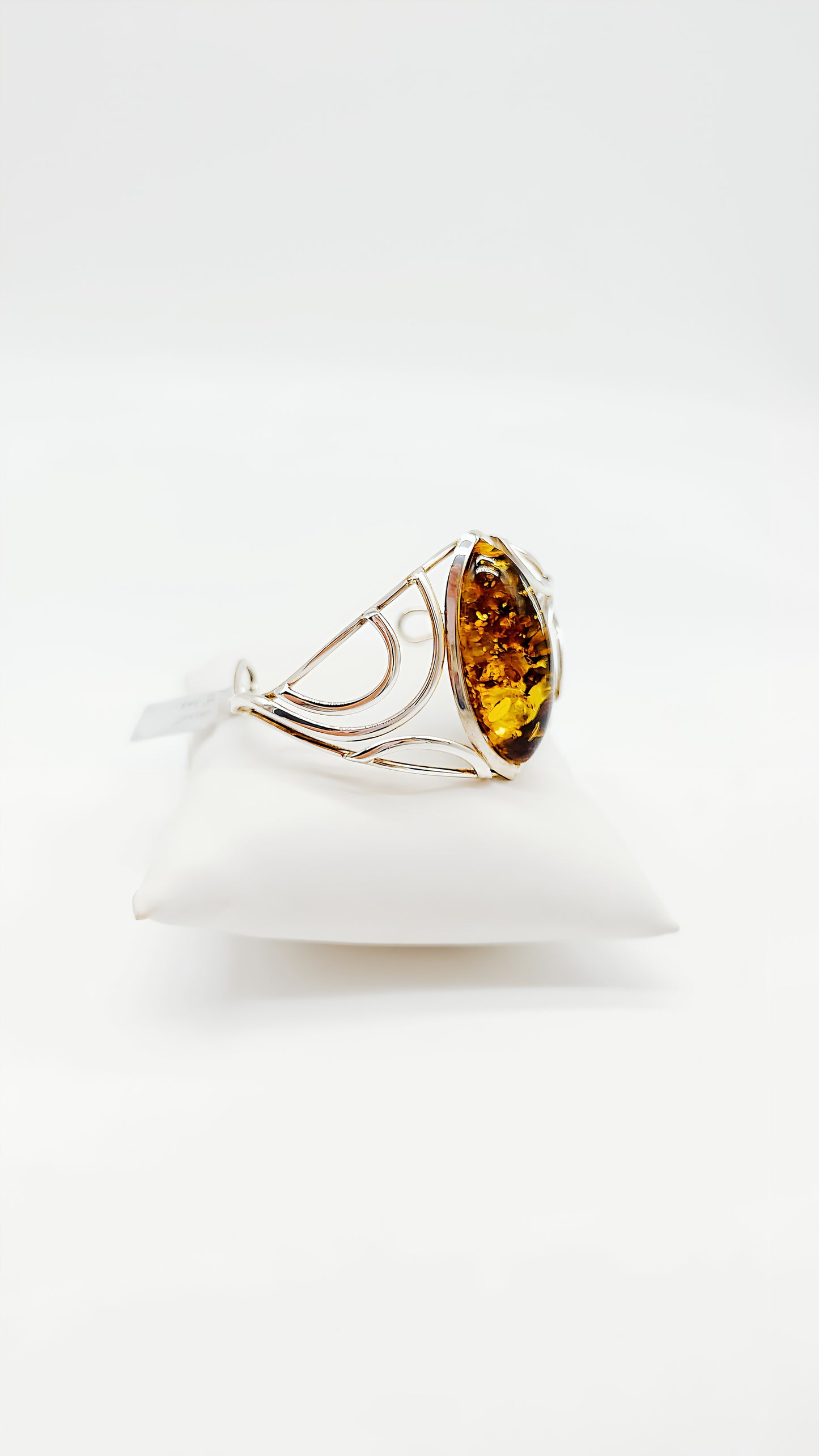 Pure luxury: filigree bangle with amber