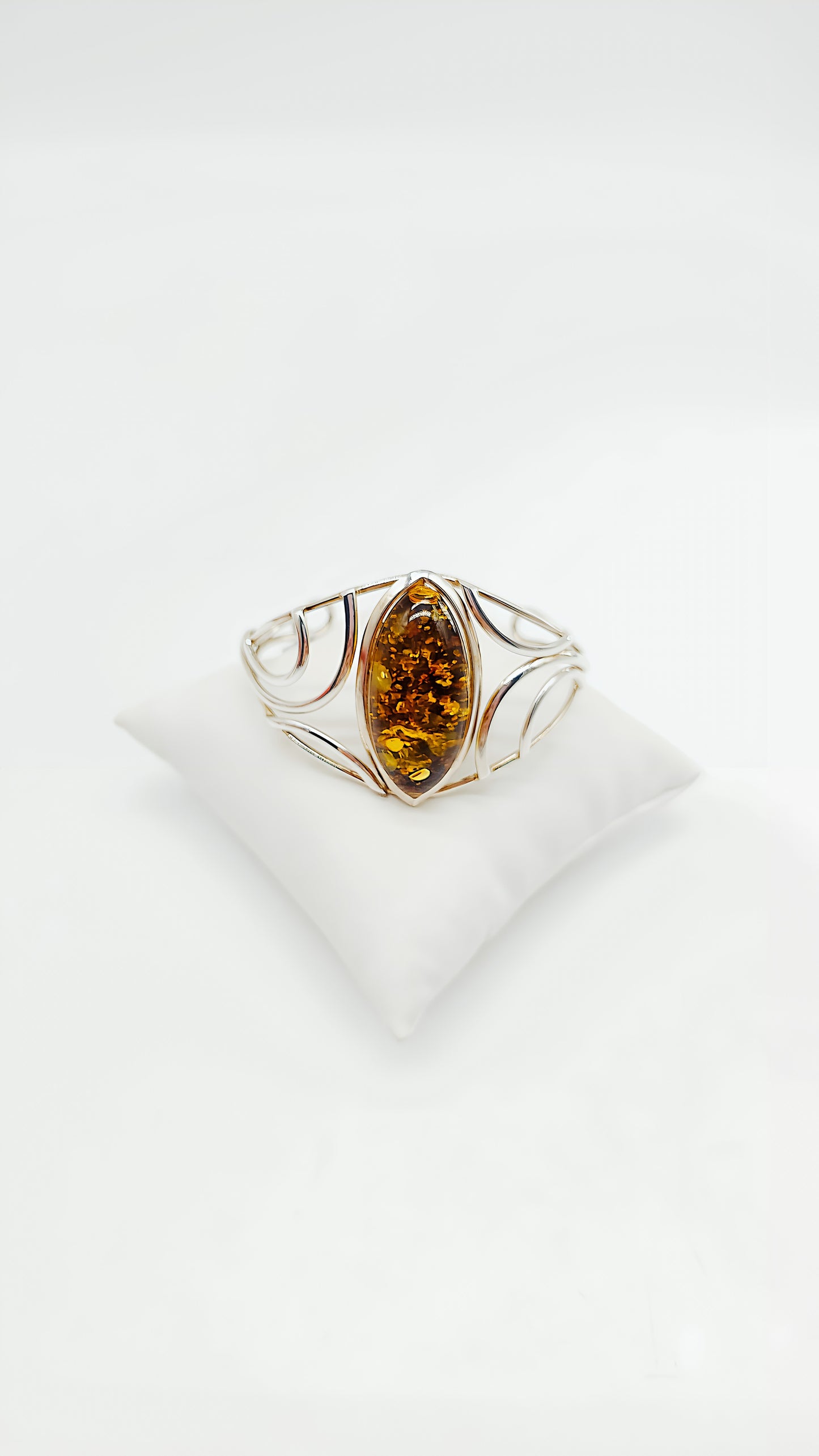Pure luxury: filigree bangle with amber