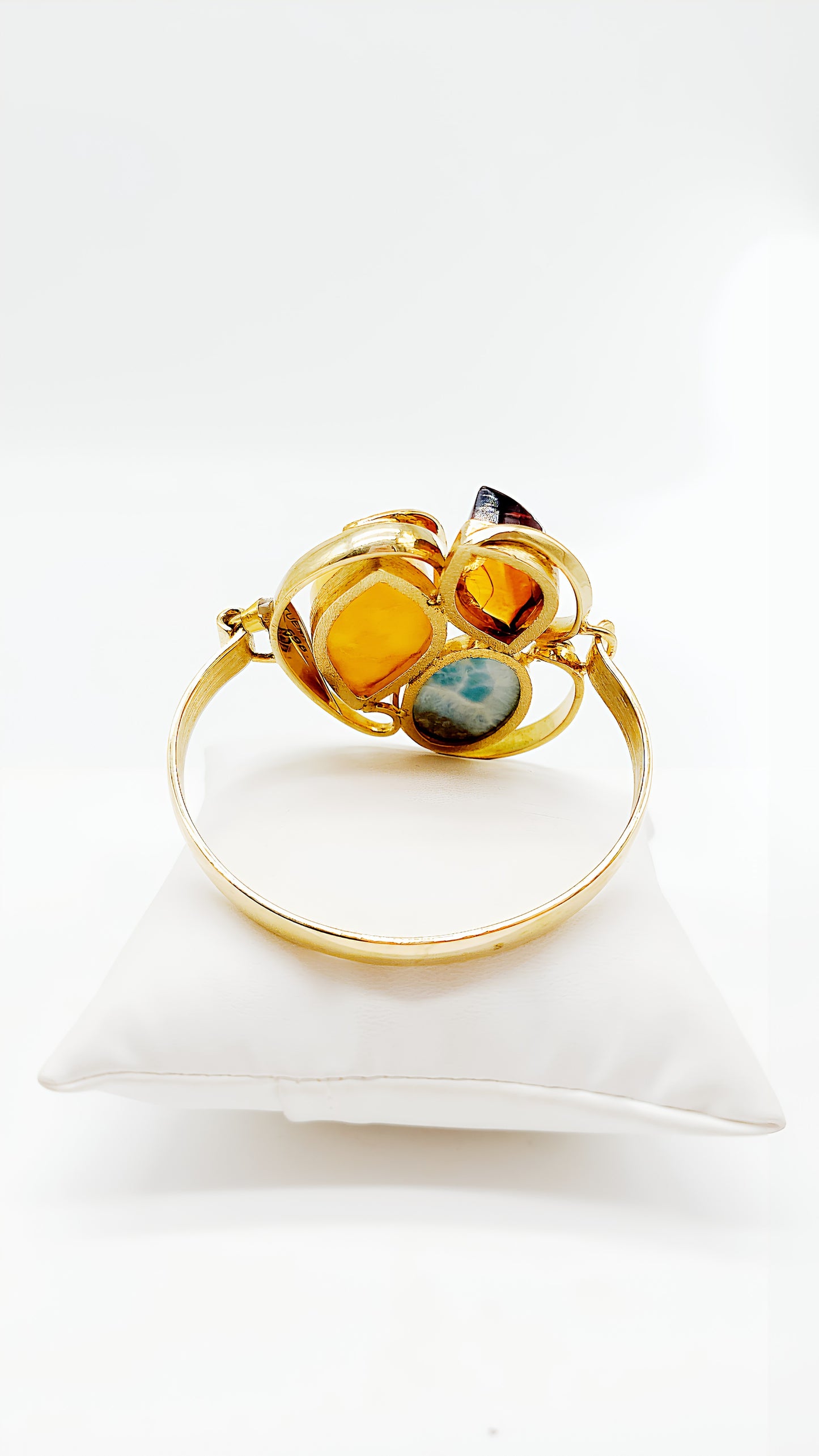 Natur in Gold gefasst: Armreif mit Bernstein & Larimar