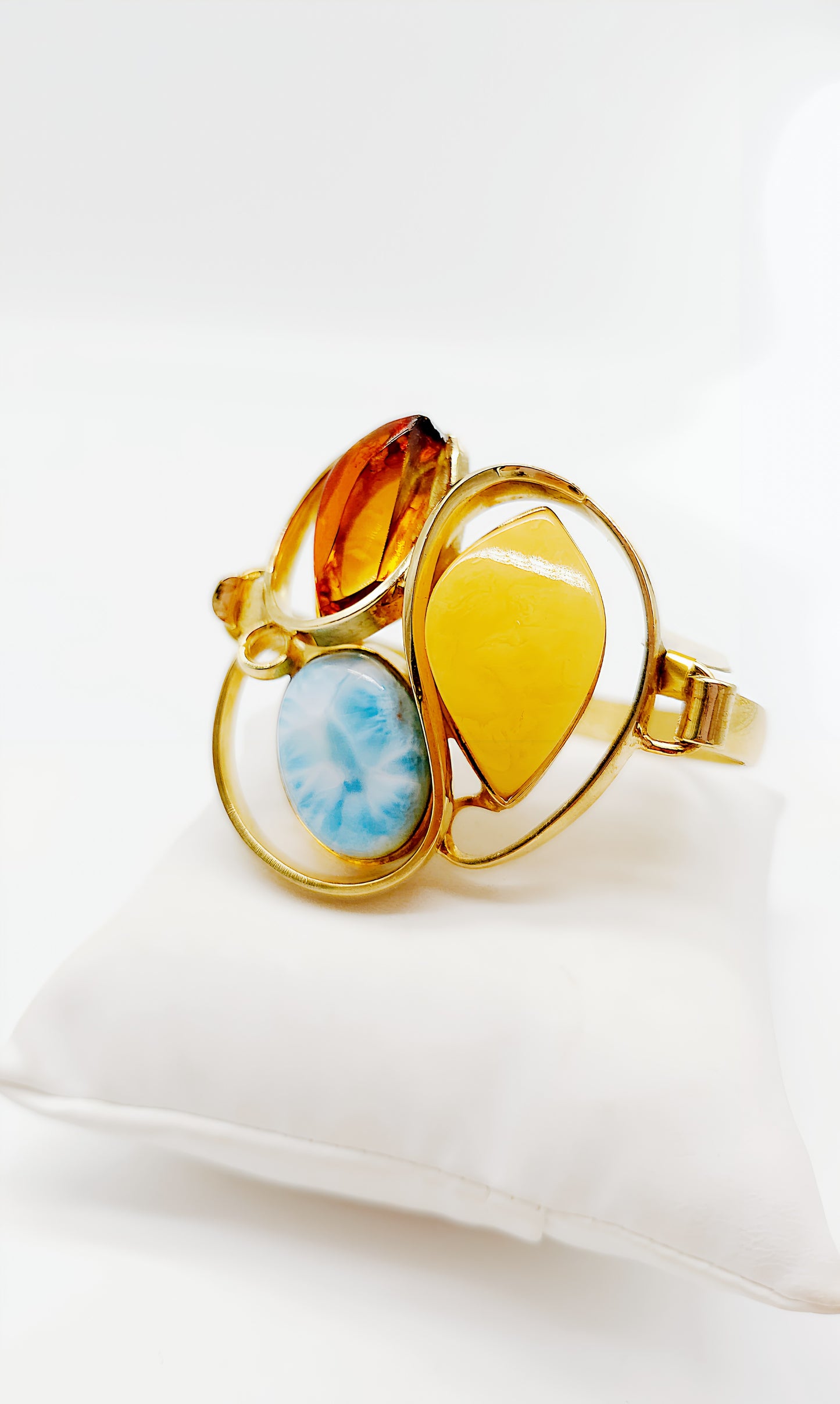 Natur in Gold gefasst: Armreif mit Bernstein & Larimar