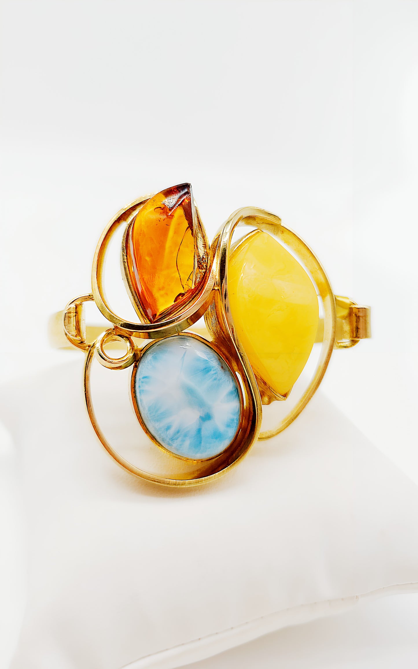 Natur in Gold gefasst: Armreif mit Bernstein & Larimar