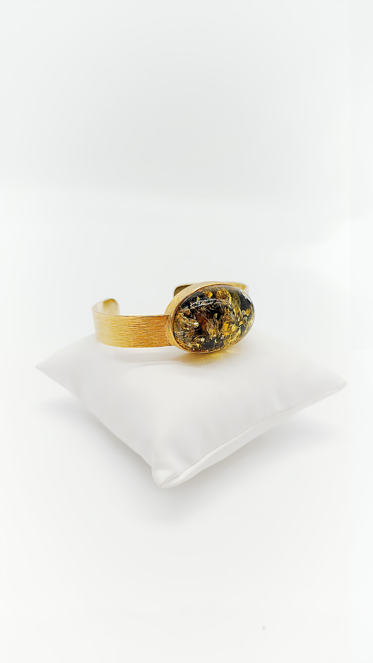 Edles Design: Vergoldetes Silber und grüner Bernstein