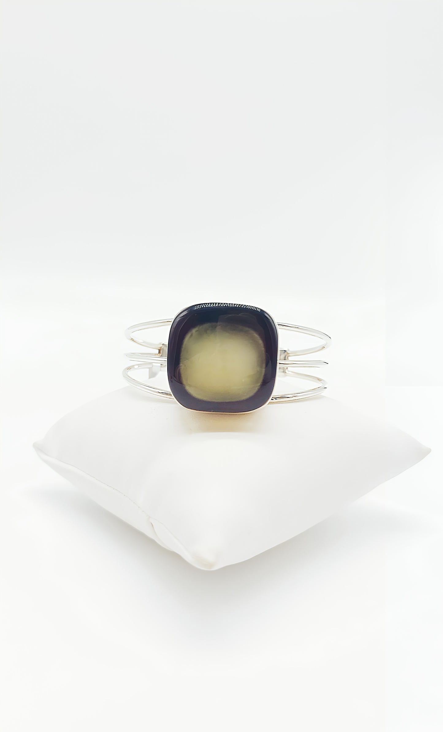 Mysterious shimmer: Square amber in silver
