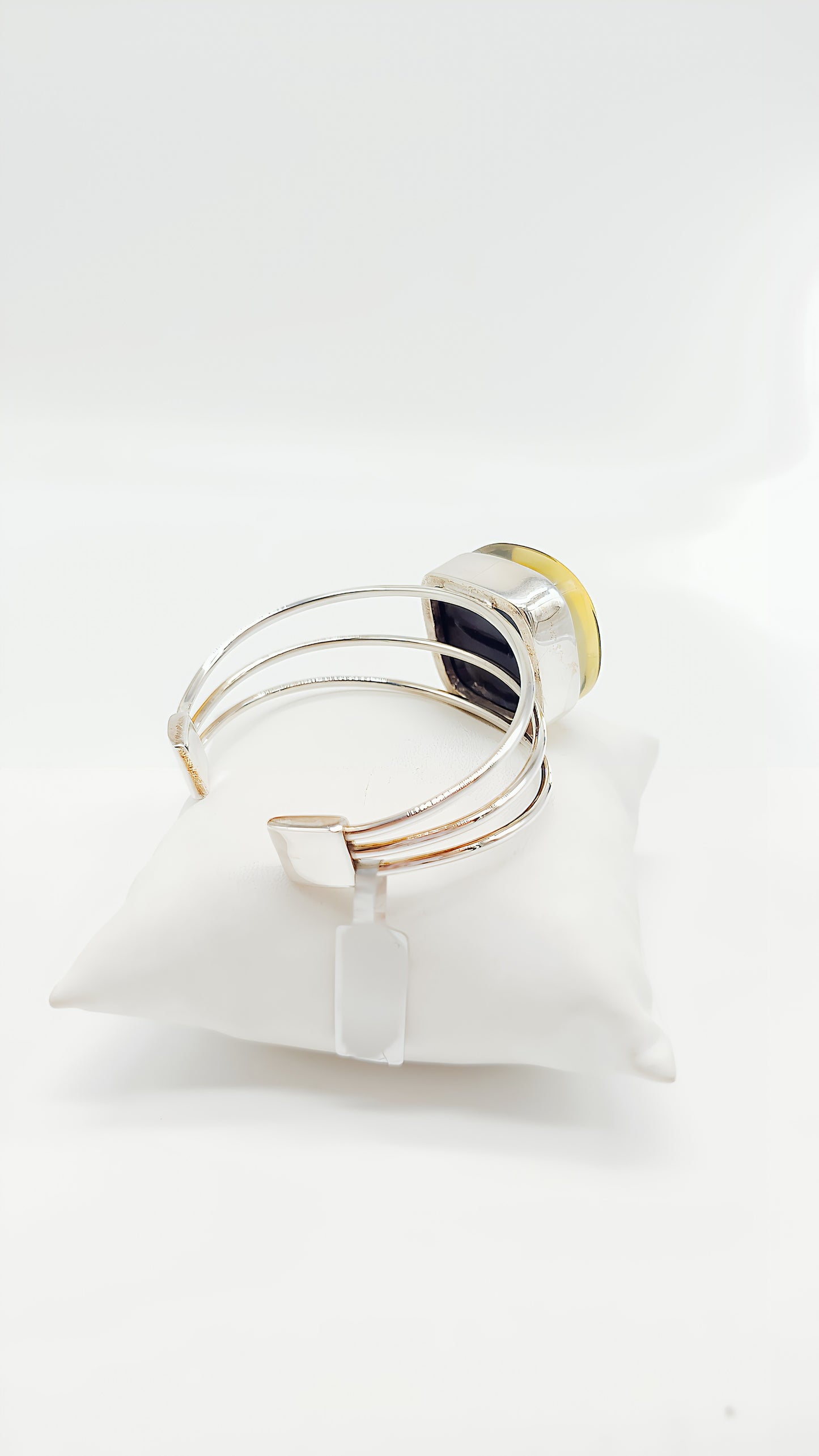 Mysterious shimmer: Square amber in silver