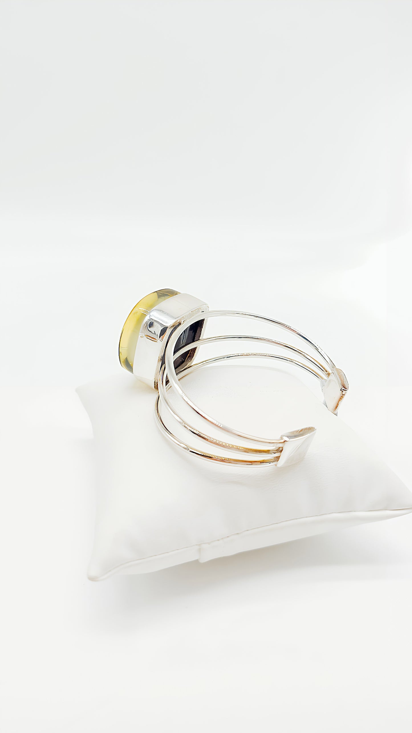 Mysterious shimmer: Square amber in silver