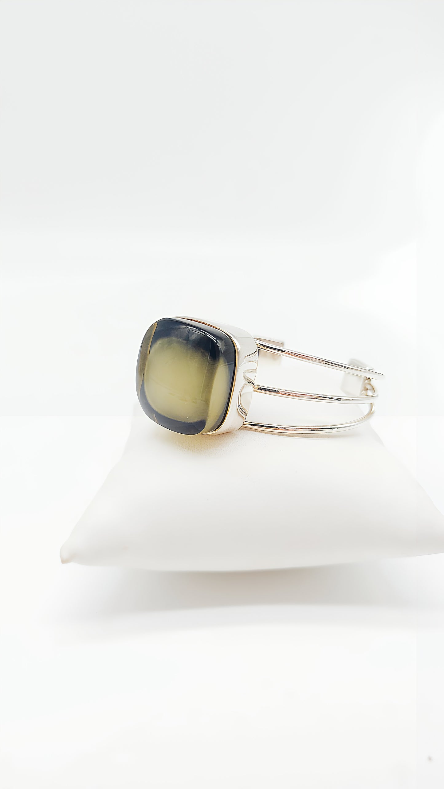 Mysterious shimmer: Square amber in silver