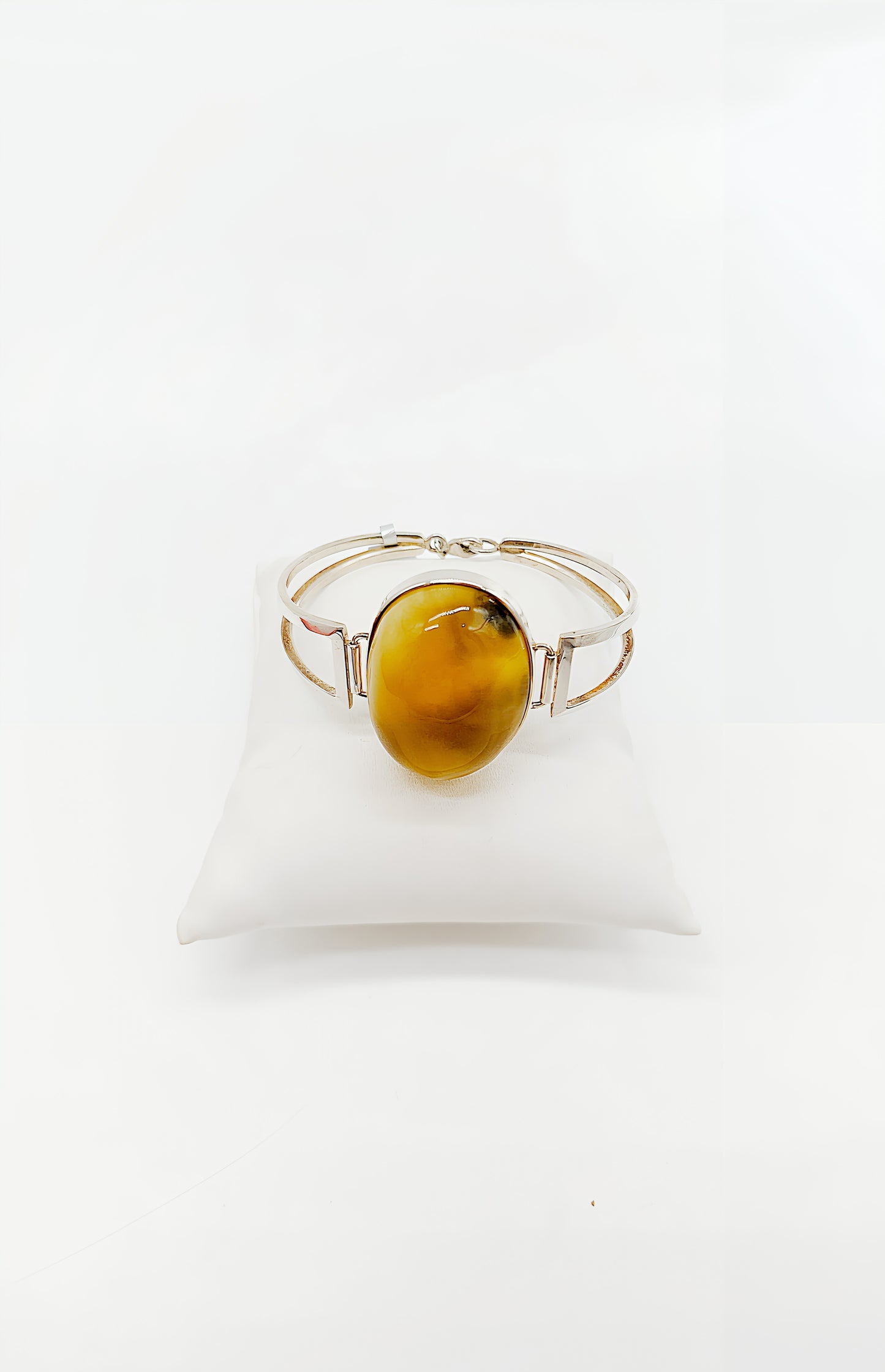 Timeless beauty: amber and silver in harmony
