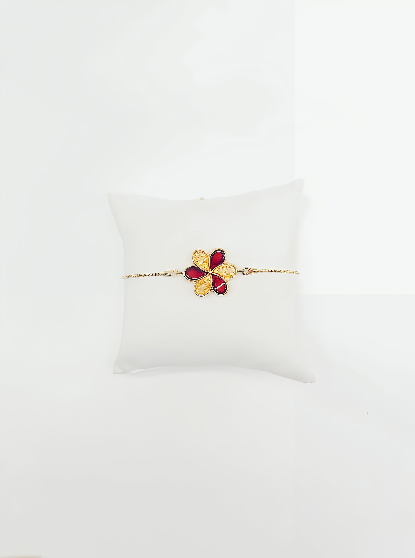 Floral elegance: amber bracelet in gold-plated silver