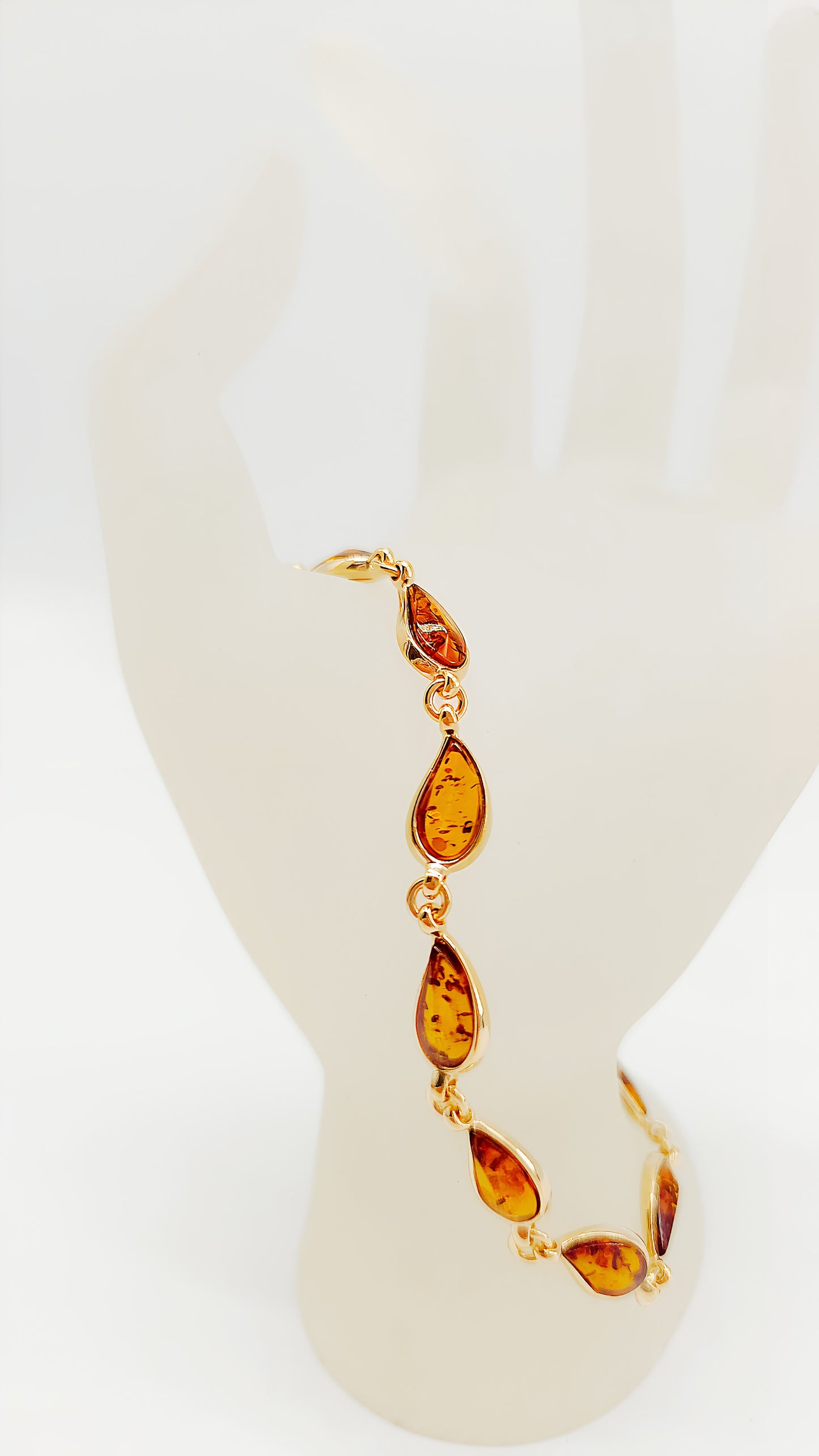 Unique and precious: bracelet with amber