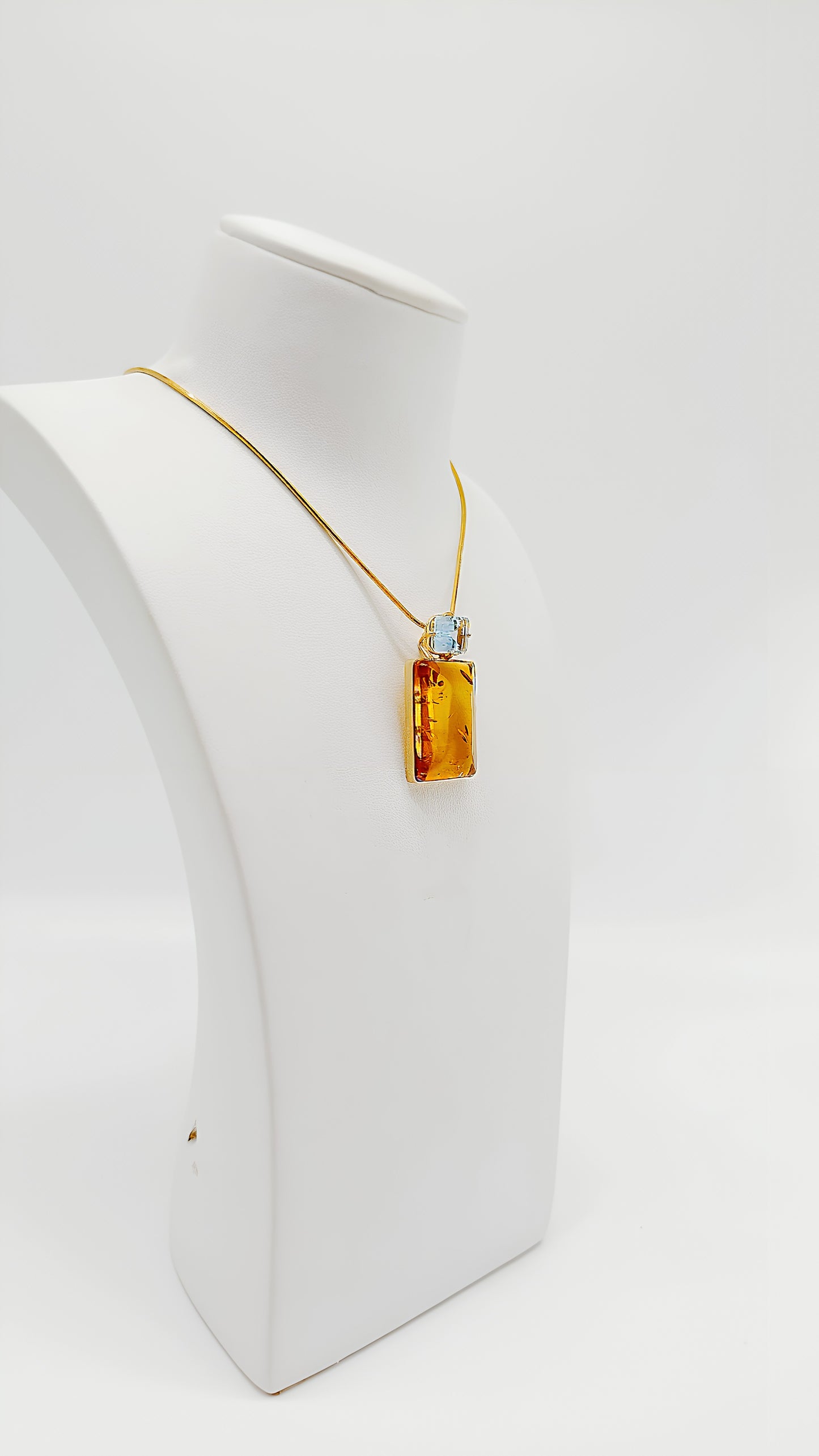 Goldene Eleganz trifft auf Bernstein