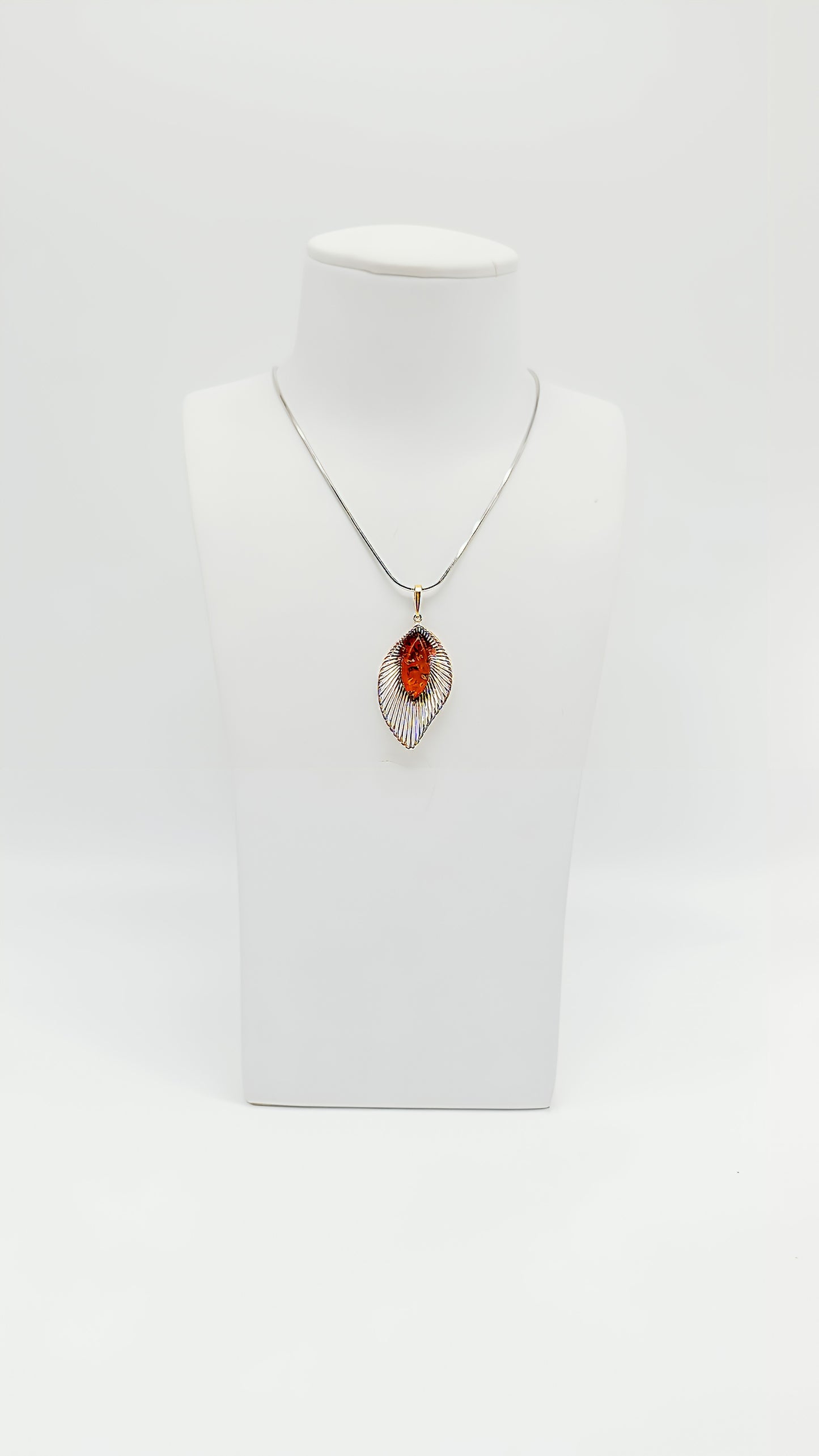 Amber pendant made of 925 silver – a unique piece for jewelry lovers