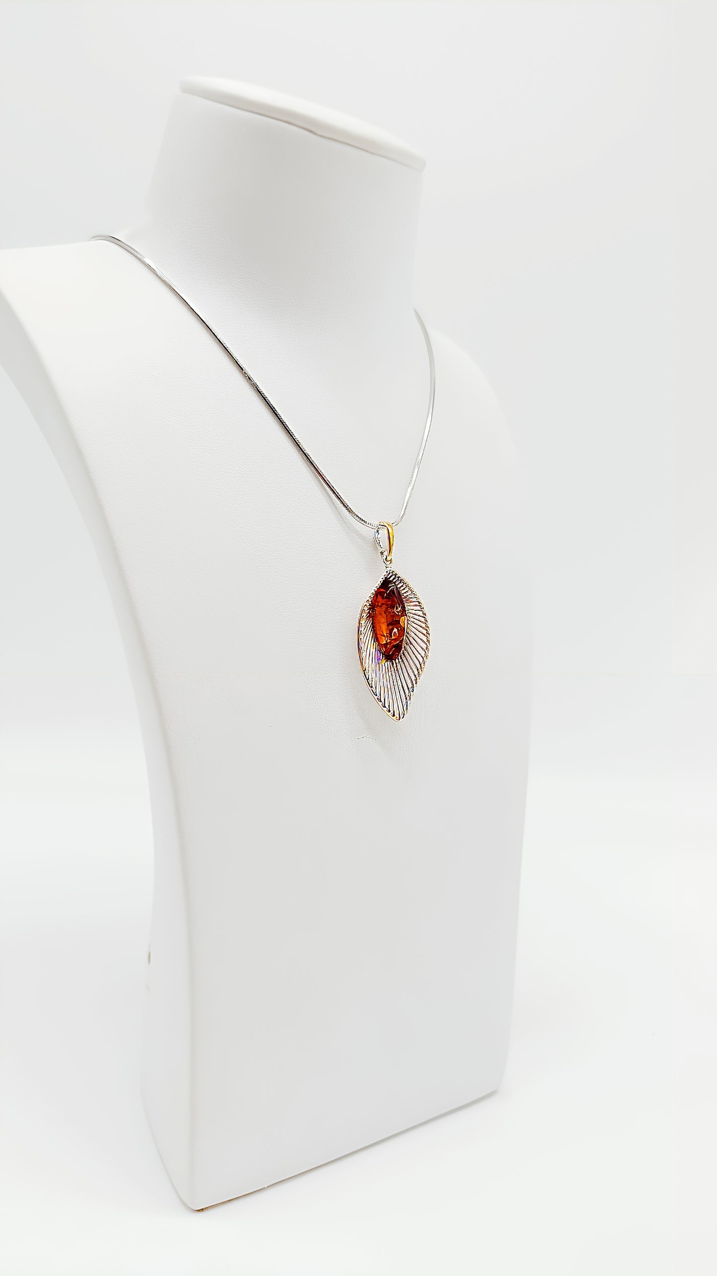Amber pendant made of 925 silver – a unique piece for jewelry lovers