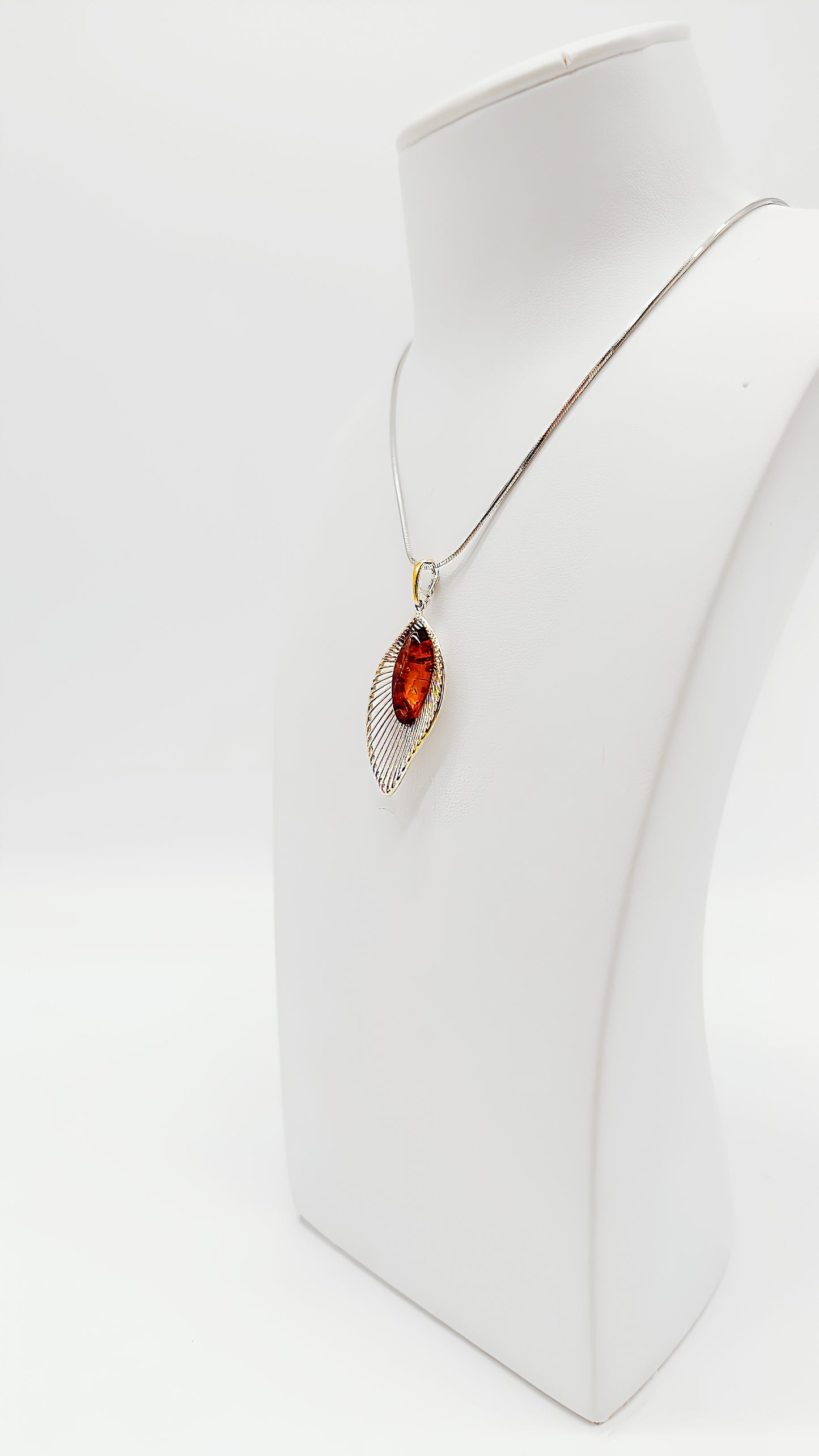 Amber pendant made of 925 silver – a unique piece for jewelry lovers