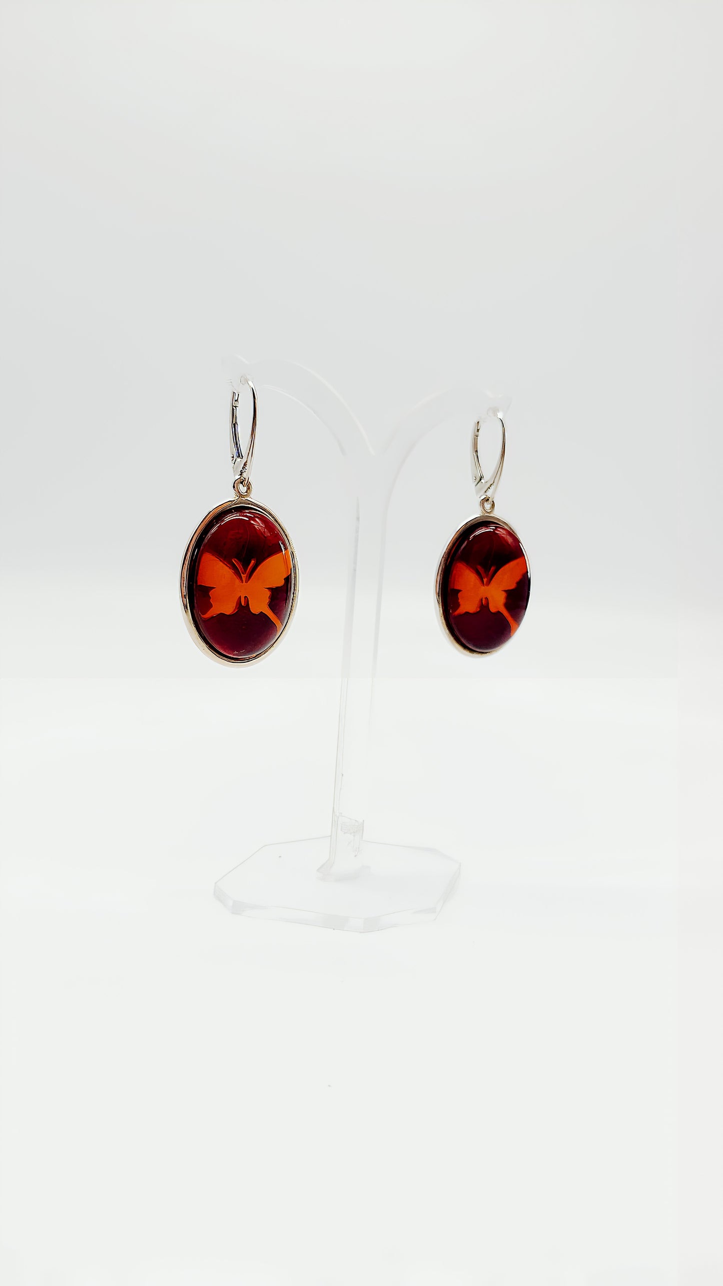 Shimmering freedom: Amber & silver united