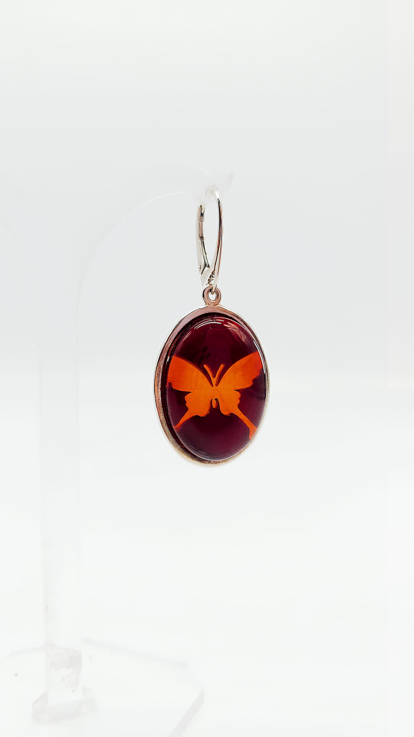 Shimmering freedom: Amber & silver united