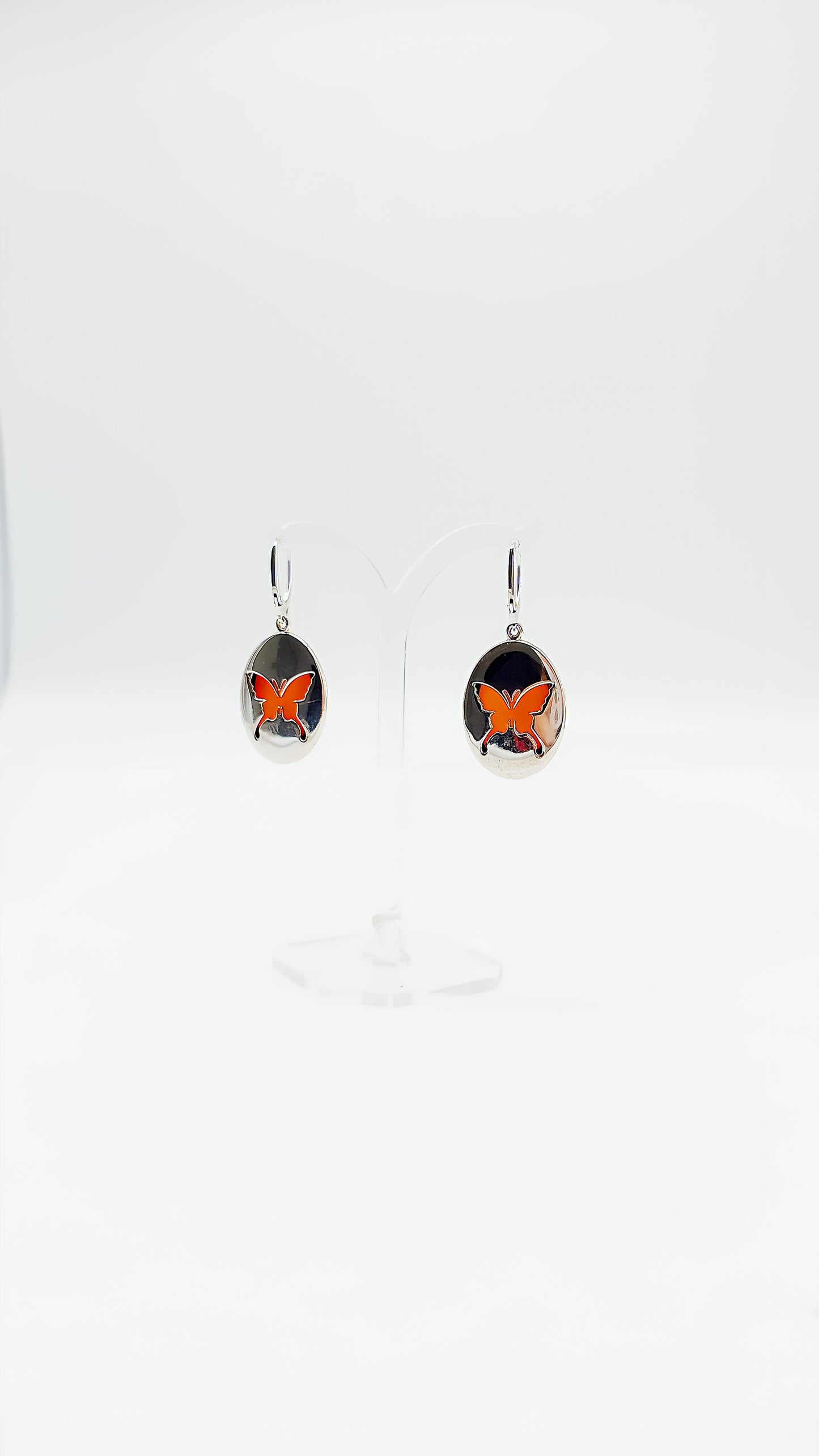 Shimmering freedom: Amber & silver united