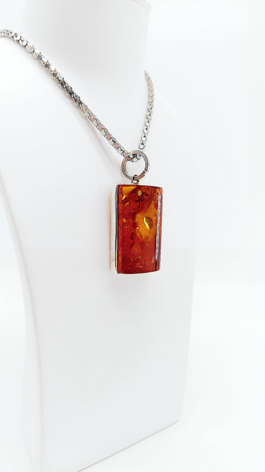 Modern elegance: amber in a rectangular design
