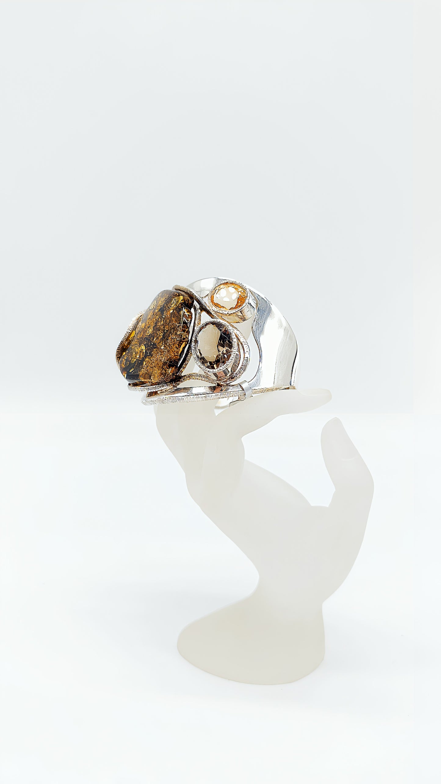 Natural treasures united: bracelet with amber and citrine