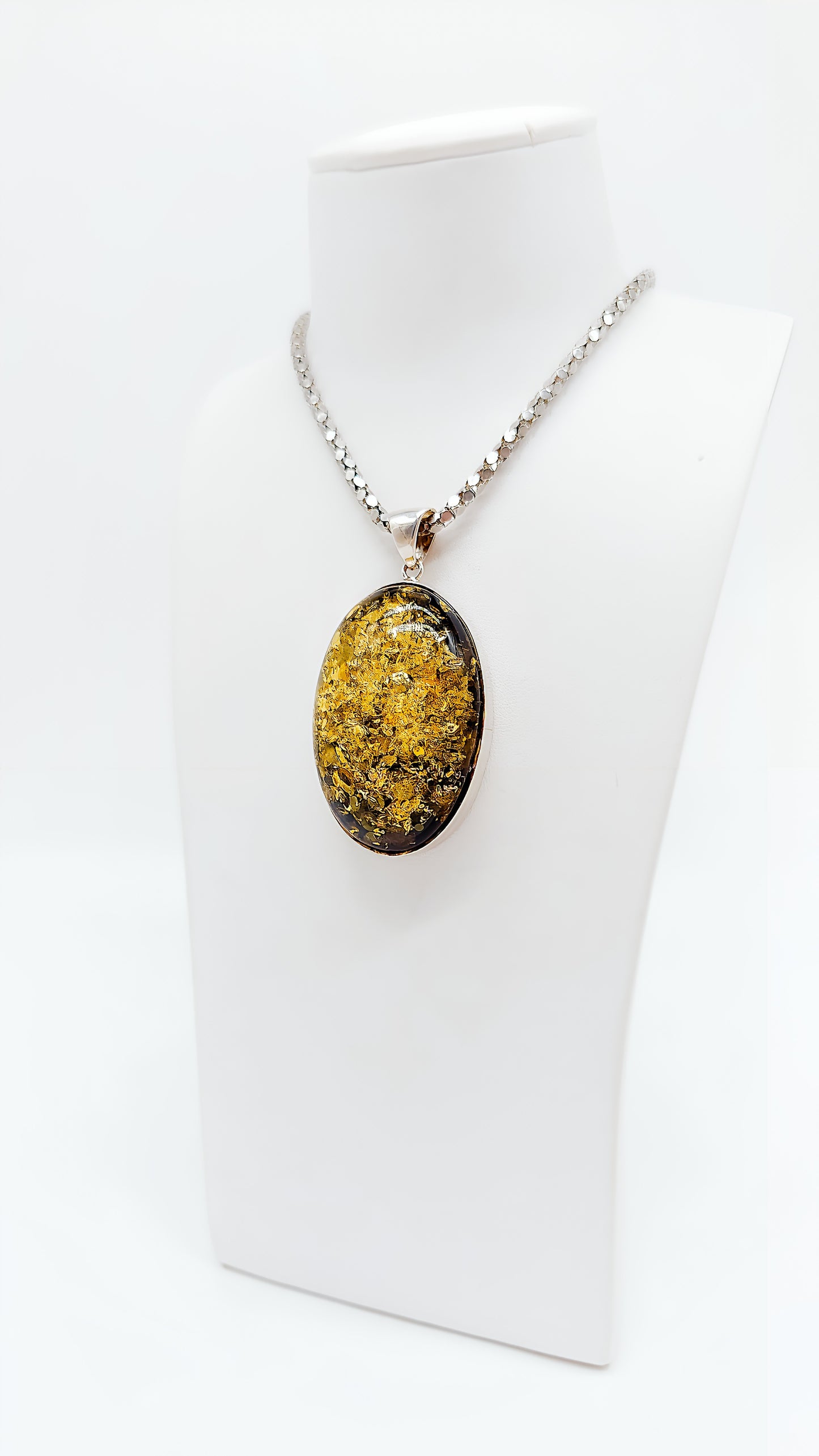Goldgrüner Bernstein – Eleganter Halsschmuck in Silber