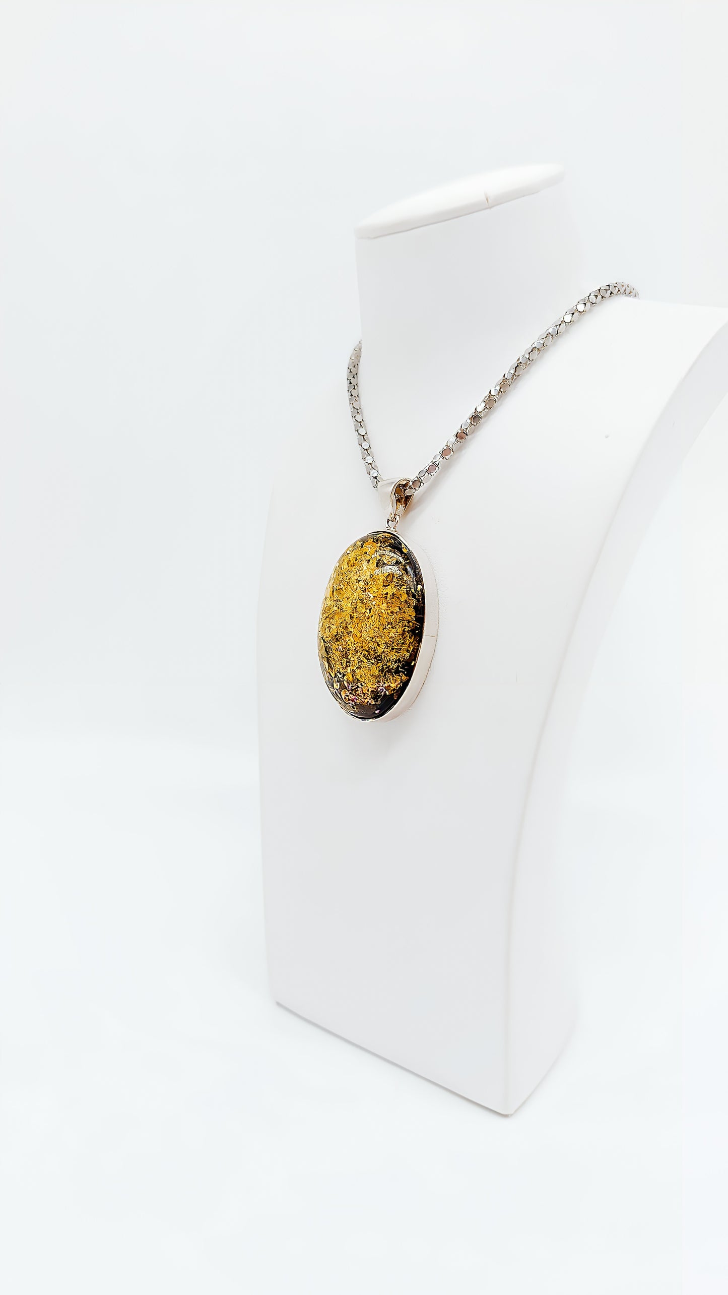 Goldgrüner Bernstein – Eleganter Halsschmuck in Silber