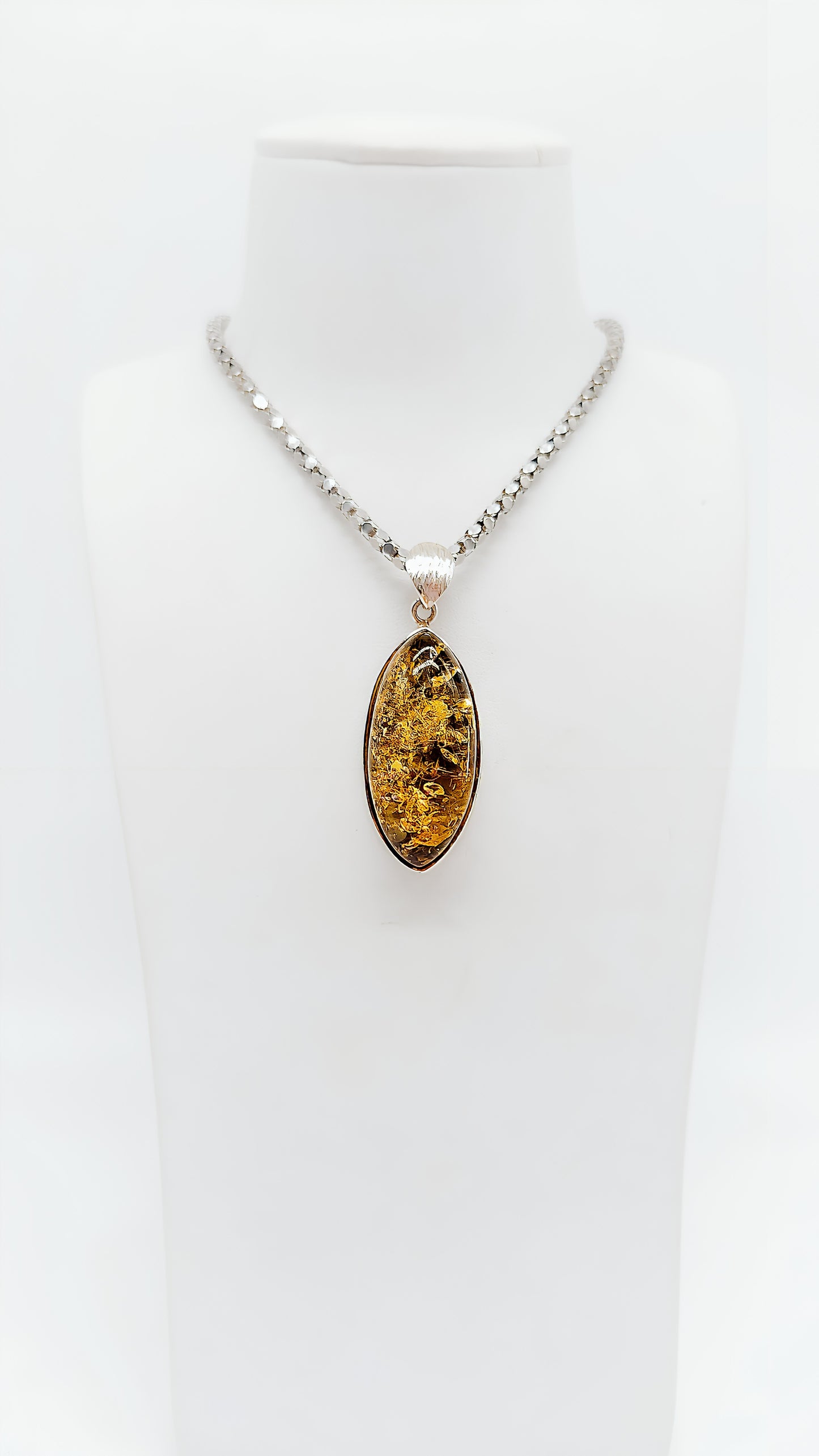 Amber-Anhänger mit schimmernden Einschlüssen