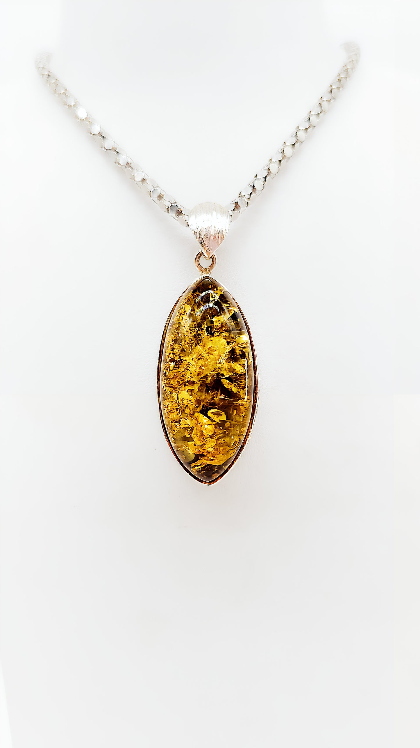 Amber-Anhänger mit schimmernden Einschlüssen