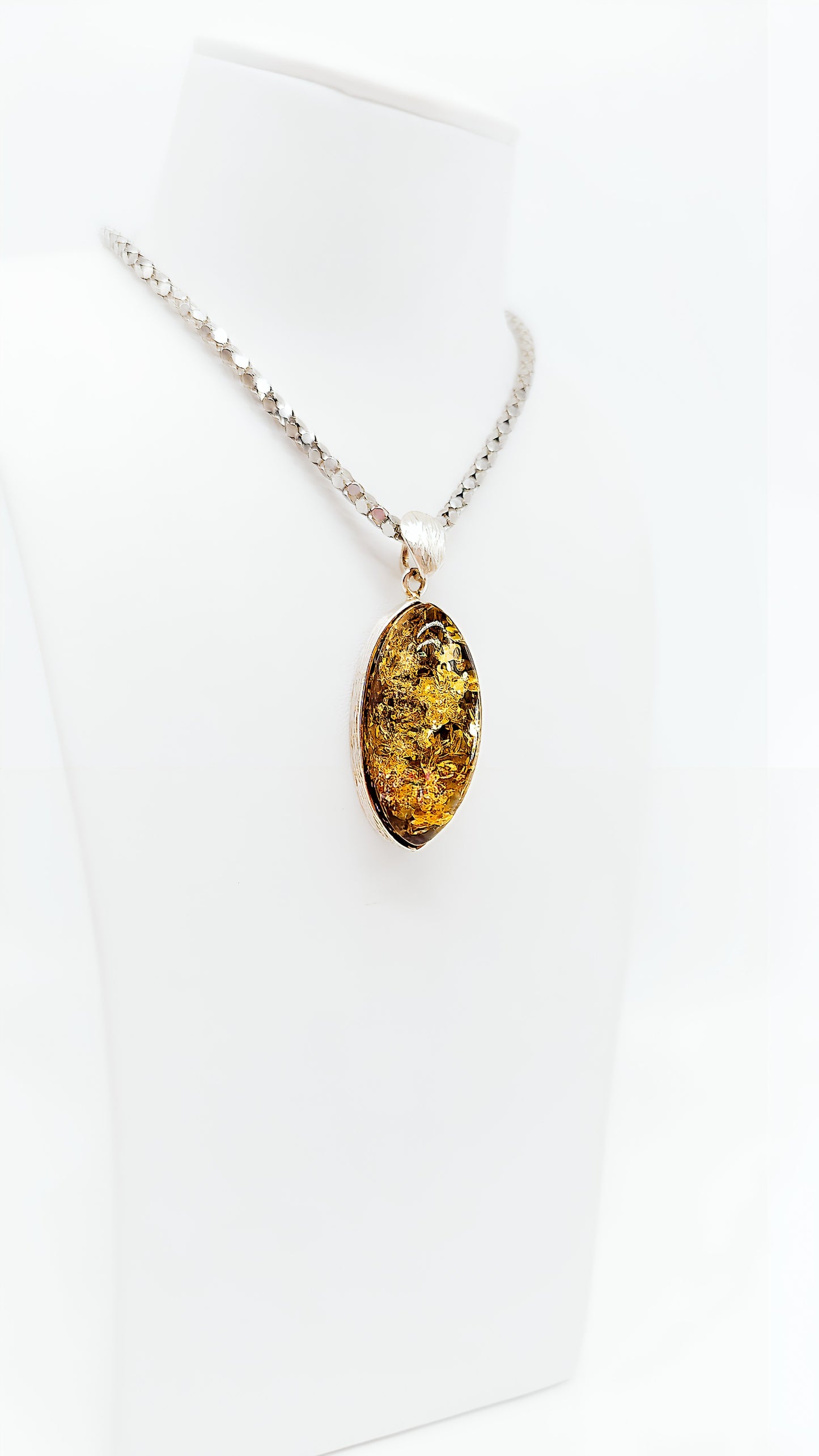 Amber-Anhänger mit schimmernden Einschlüssen