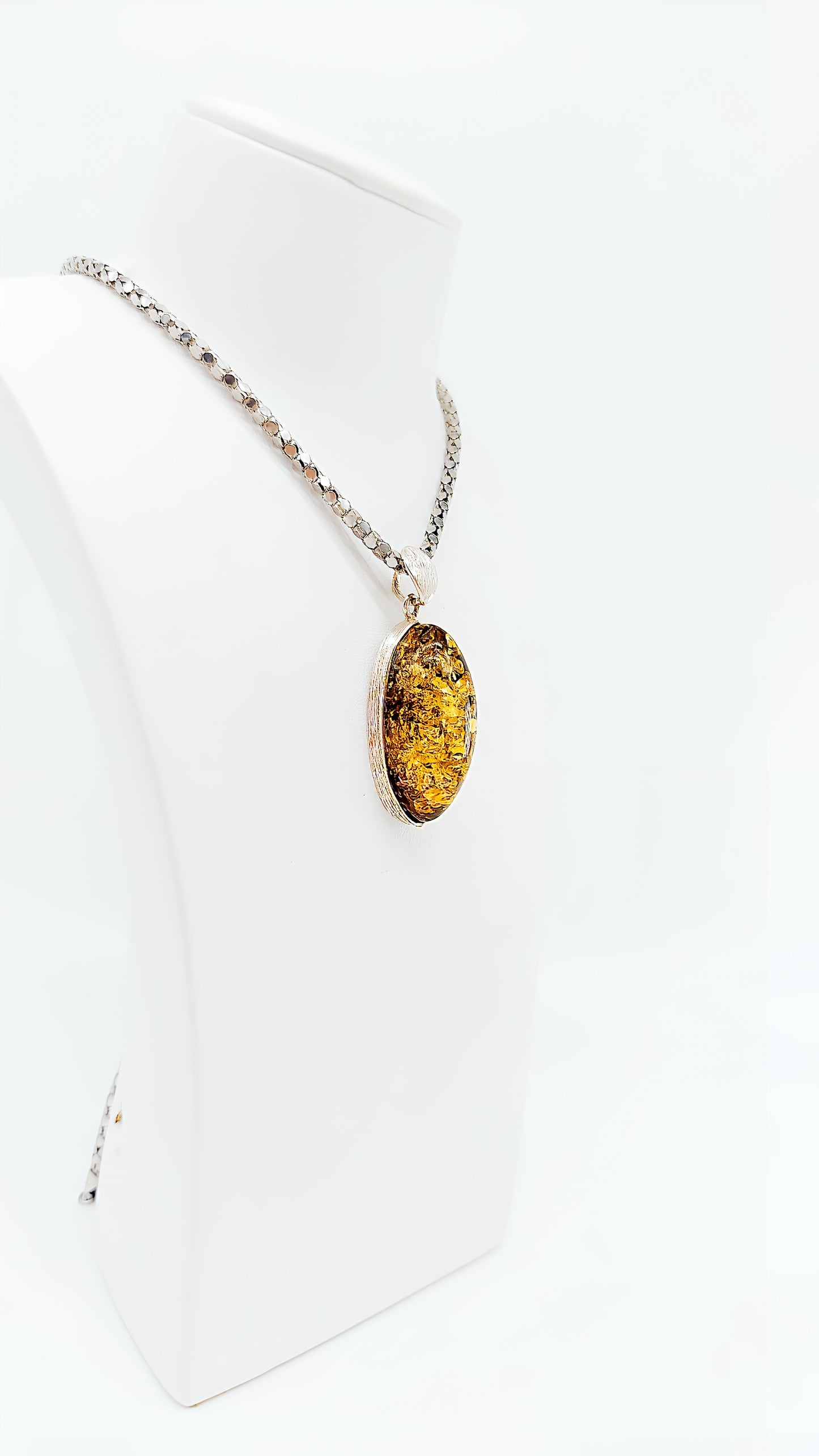Amber-Anhänger mit schimmernden Einschlüssen