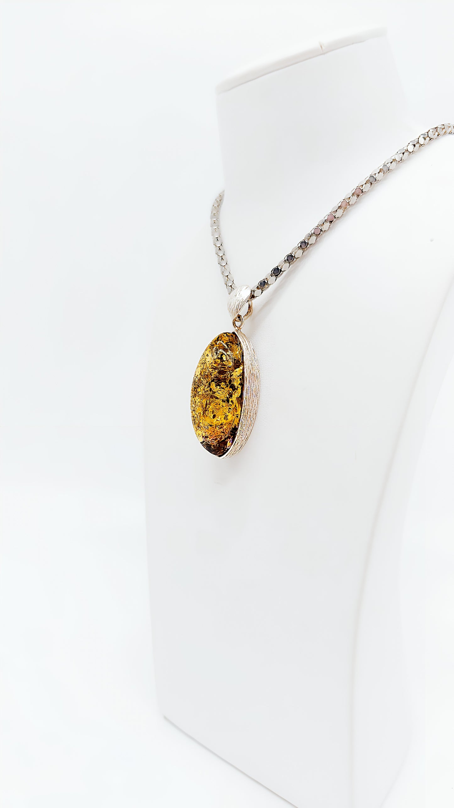 Amber-Anhänger mit schimmernden Einschlüssen