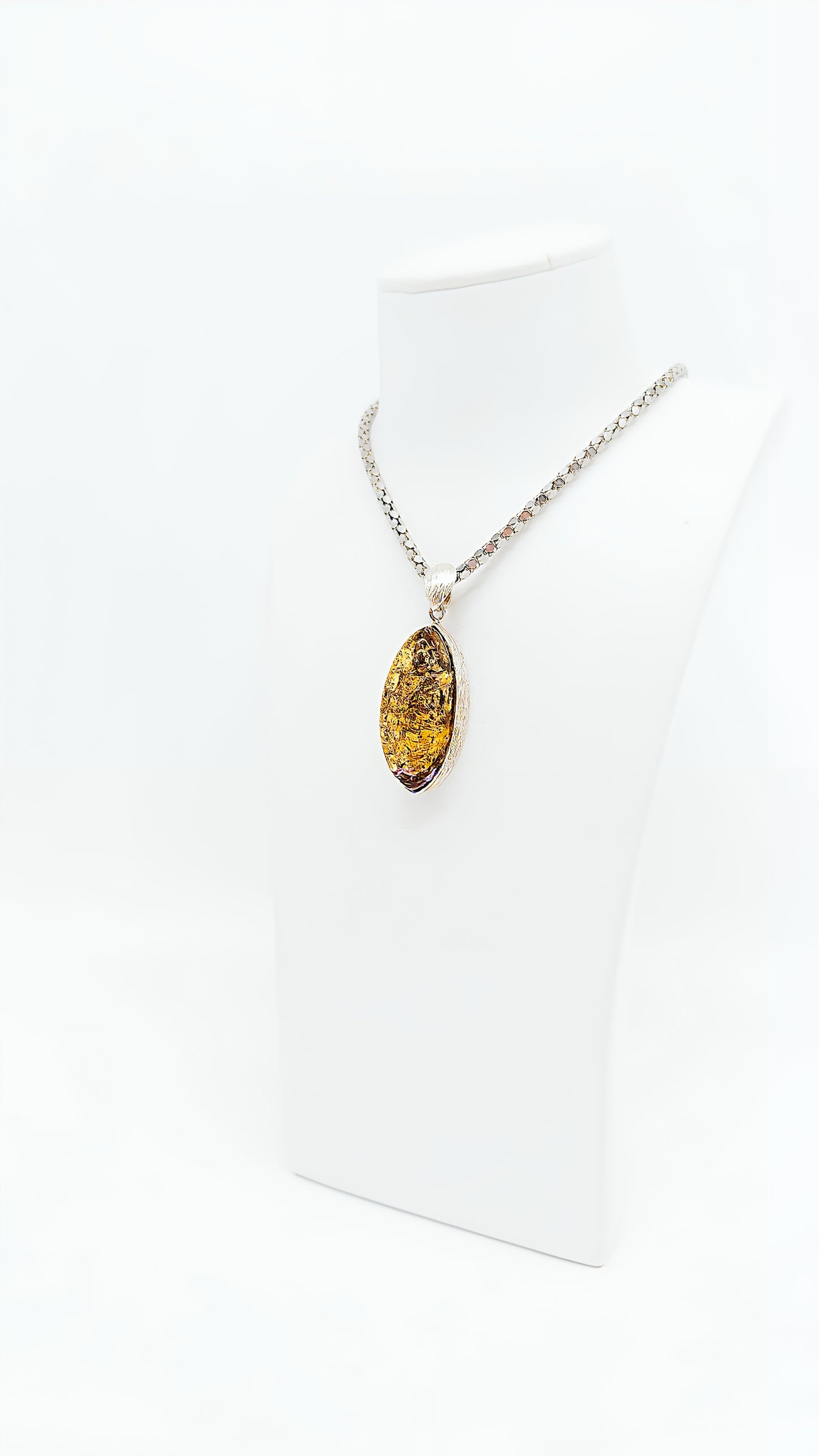 Amber-Anhänger mit schimmernden Einschlüssen