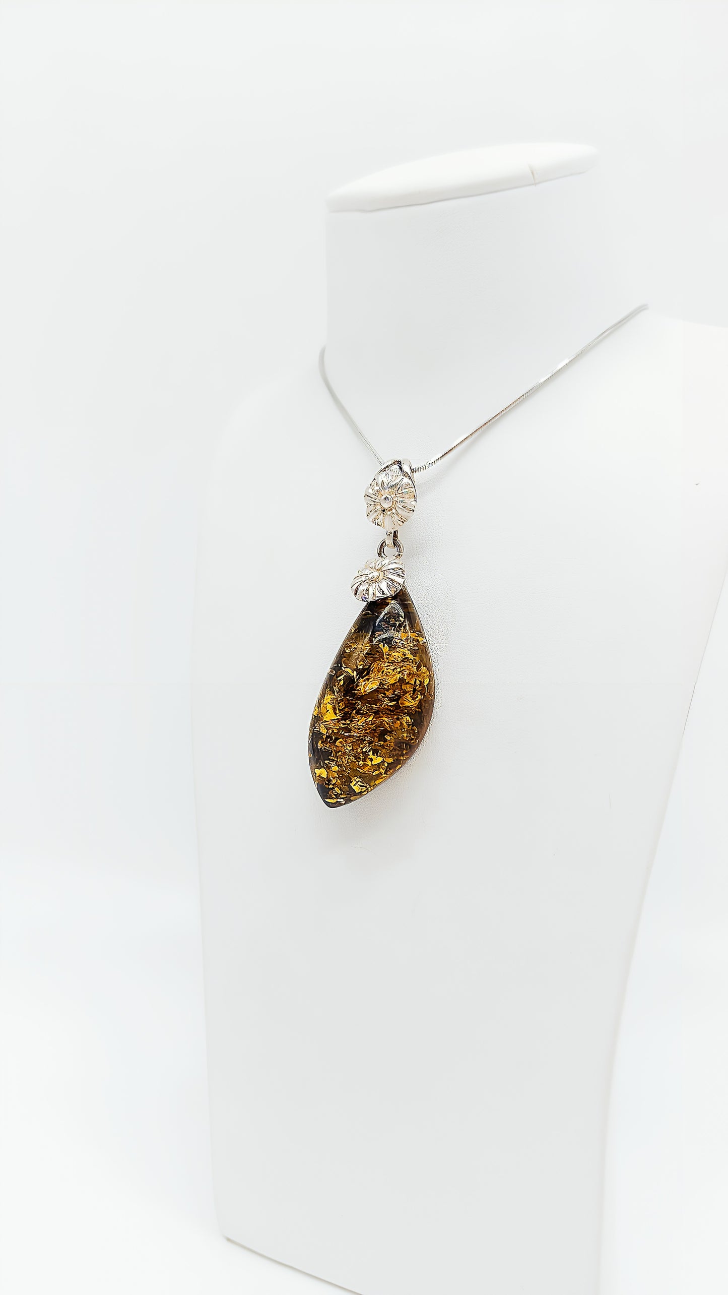 Tropfenförmiger Bernstein Schmuck mit Silberfassung