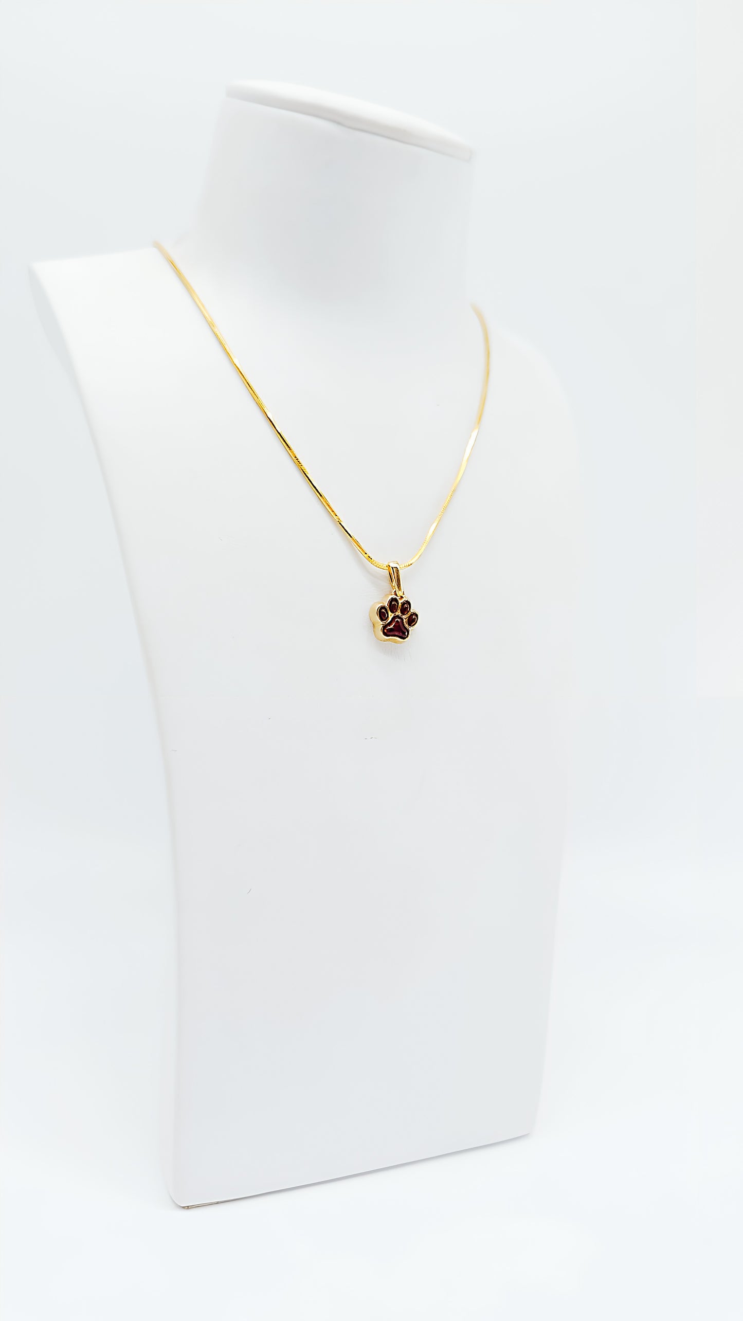 Paw pendant: Animal love in gold and amber